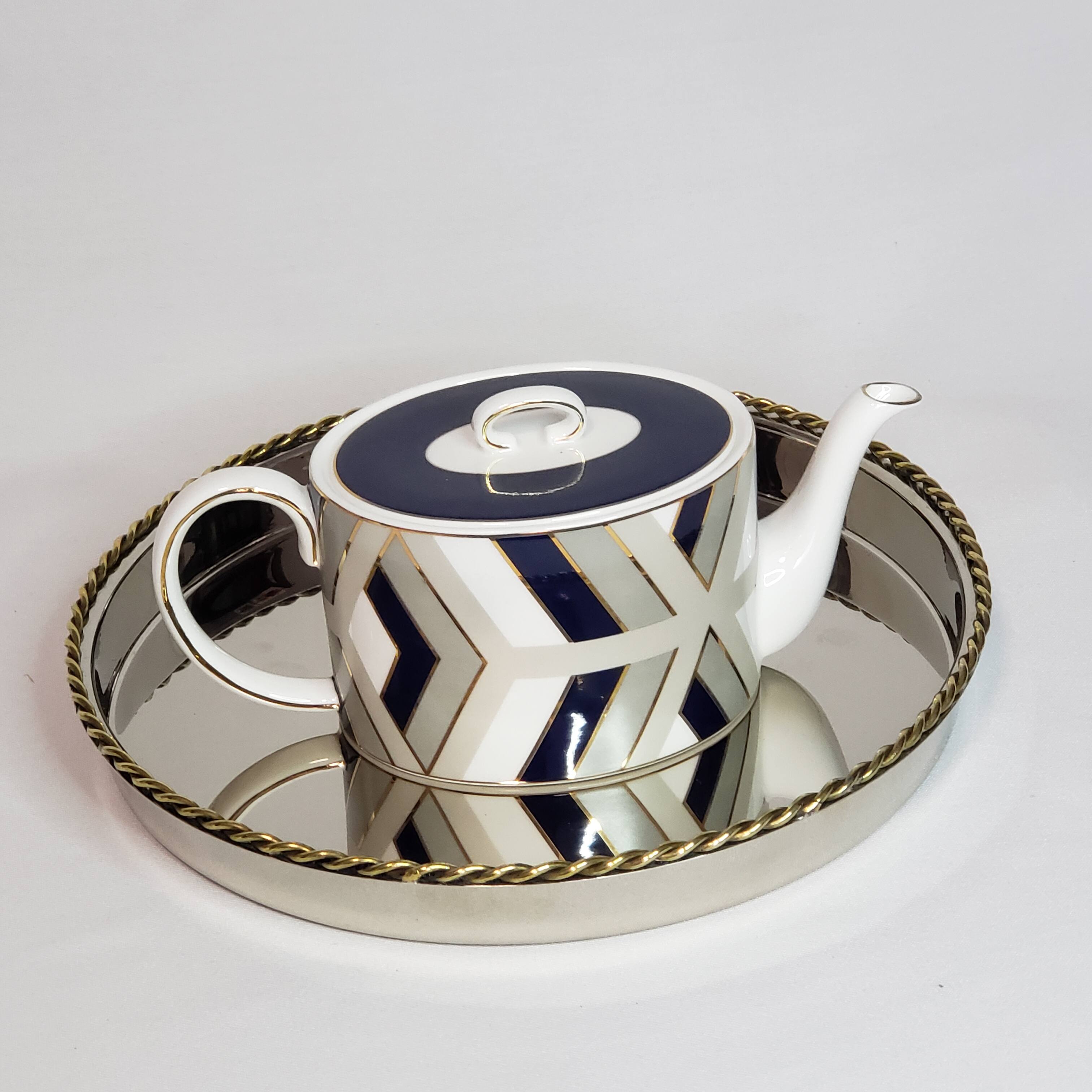 Angle. Jiallo - Gold Stainless Steel Round tray w/twisted border 10.5" dia - Gold.