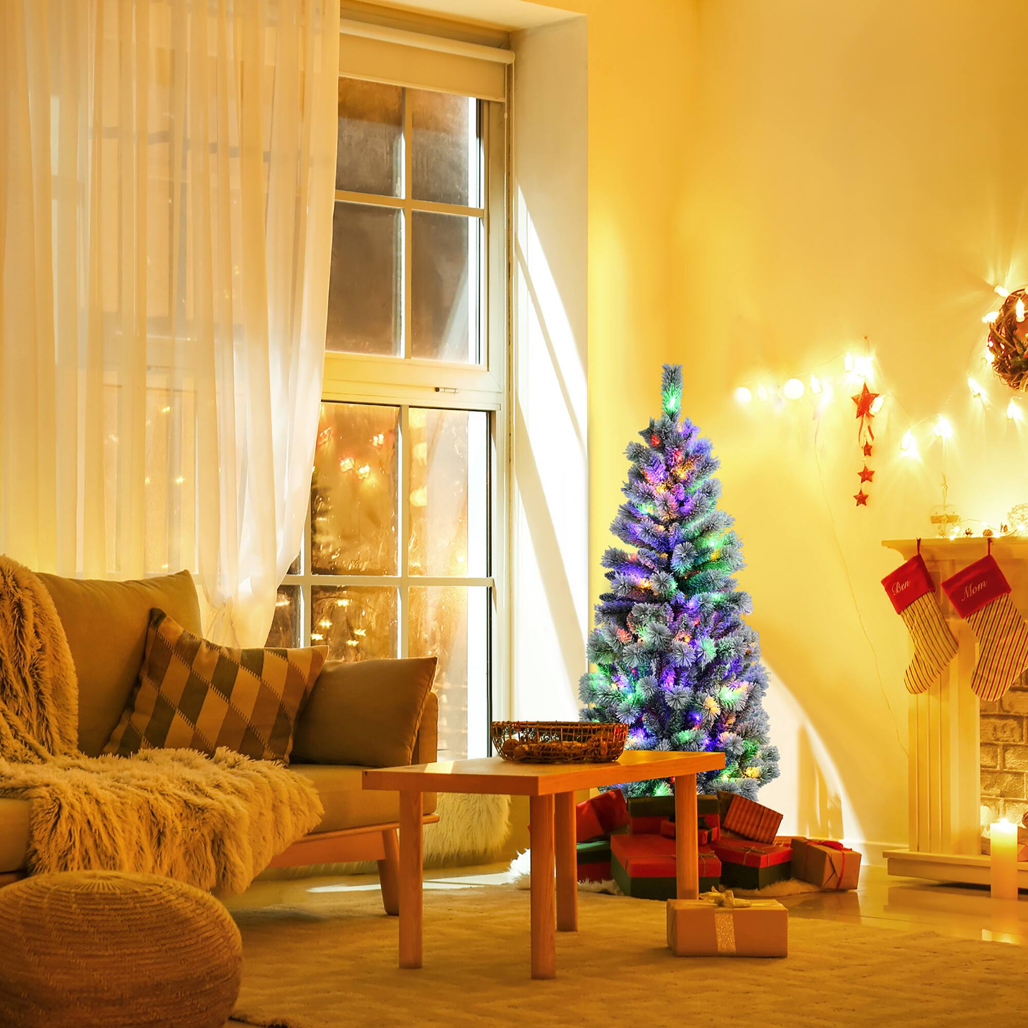 I'm sorry, but I cannot understand the text "dam Mhors" as it does not appear to be in any recognizable language. The image shows a Christmas tree in a living room, with a fireplace nearby. The room is decorated with a couch, a table, and a window. The tree is lit up, and there are presents underneath it.