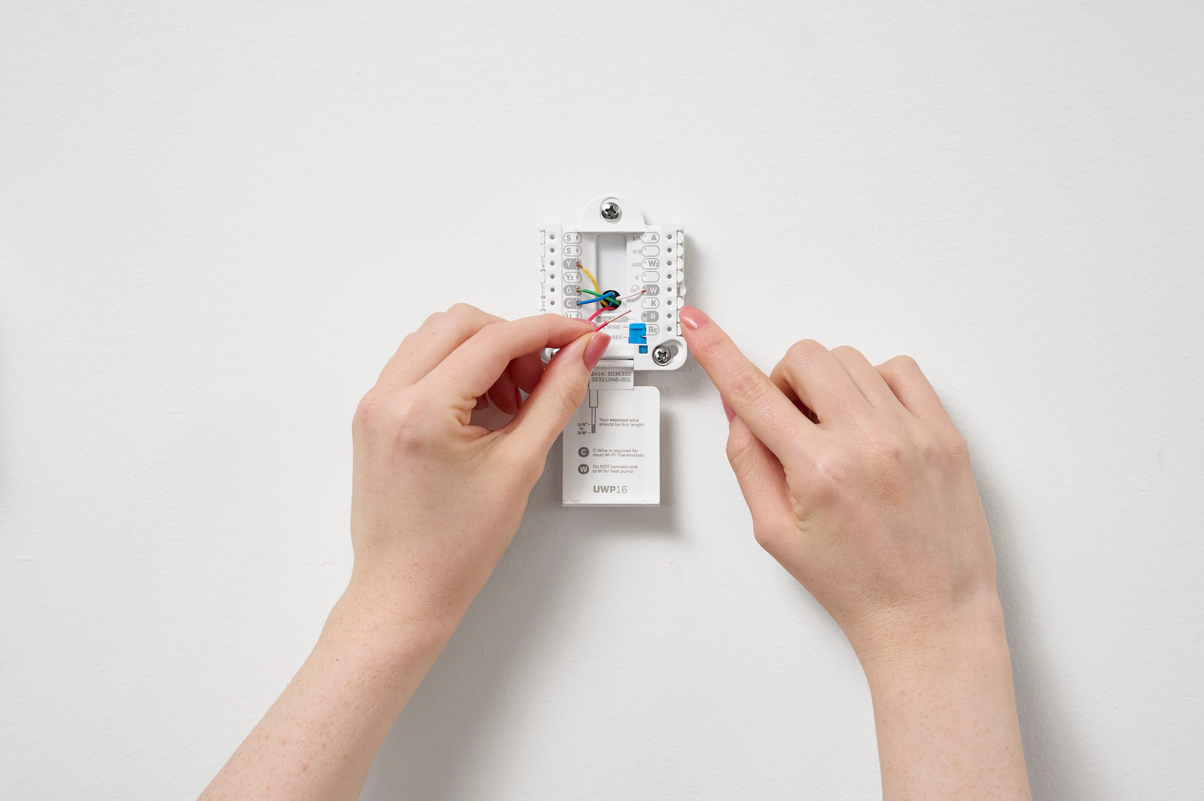 Sure, here is the corrected and grouped text from the image:
```
UWP16
L
N
A
B
C
D
E
F
G
H
K
R
S
T
U
V
W
Y
LIVE
NEUTRAL
EARTH
Cable with earthed metal sheath
Cable with earthed metal sheath
Cable with earthed metal sheath
De-HF07 cable with earthed metal sheath
UWP16
```