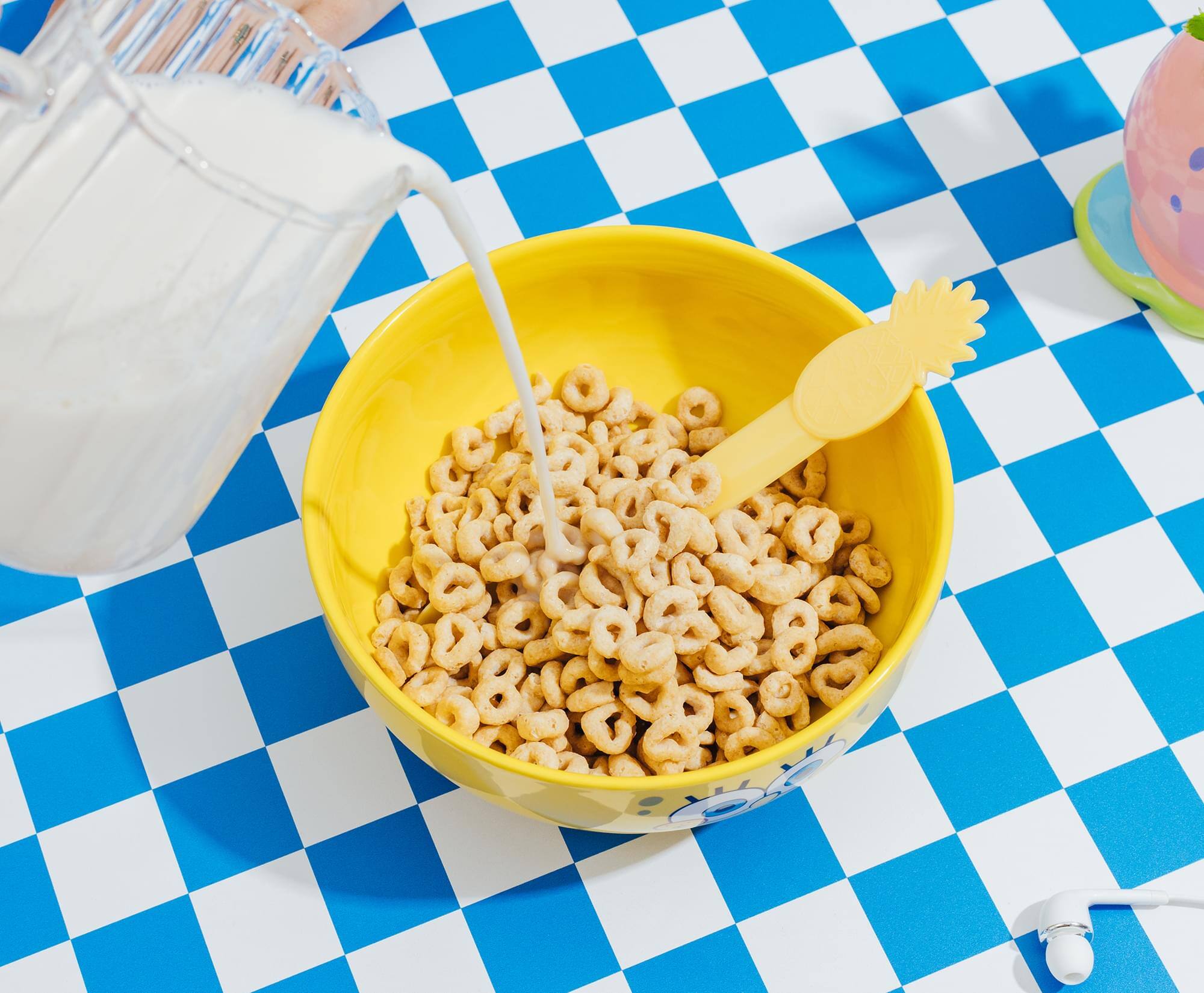Alt View 5. Silver Buffalo - Nickelodeon SpongeBob SquarePants Ceramic Bowl With Color-Changing Spoon - Yellow.