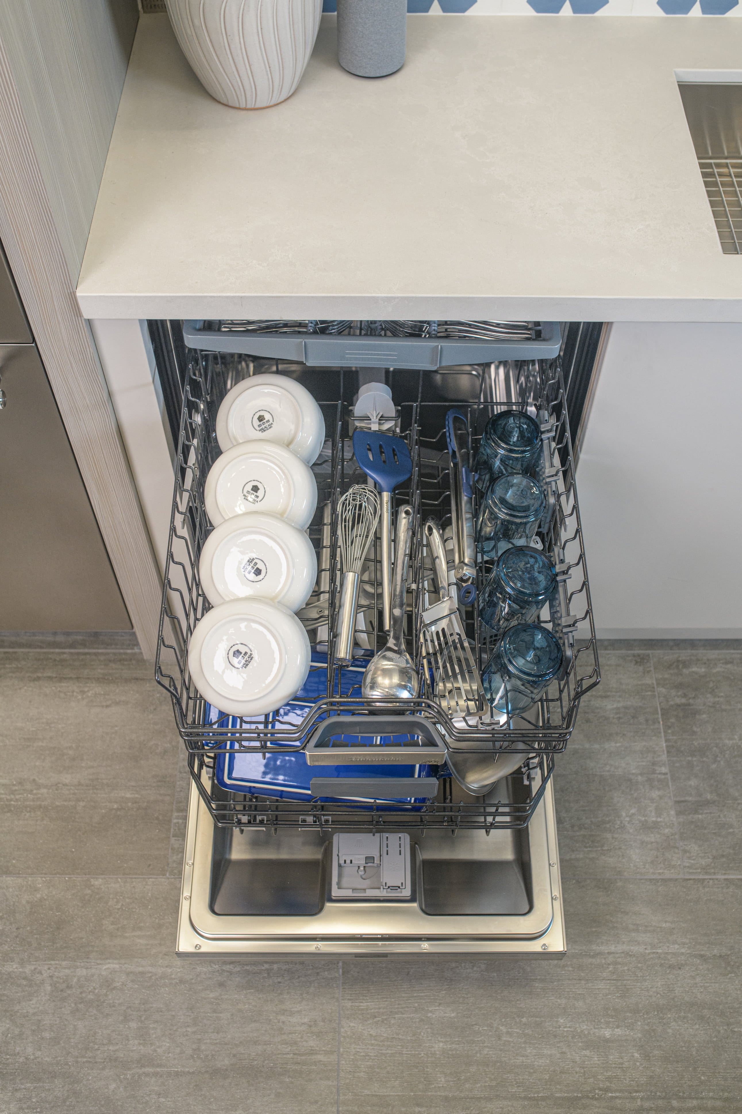 Alt View 17. Thermador - Emerald 24" Top Control Smart Built-In Stainless Steel Tub Dishwasher with 3rd Rack and Masterpiece Handle, 48 dBA - Stainless Steel.