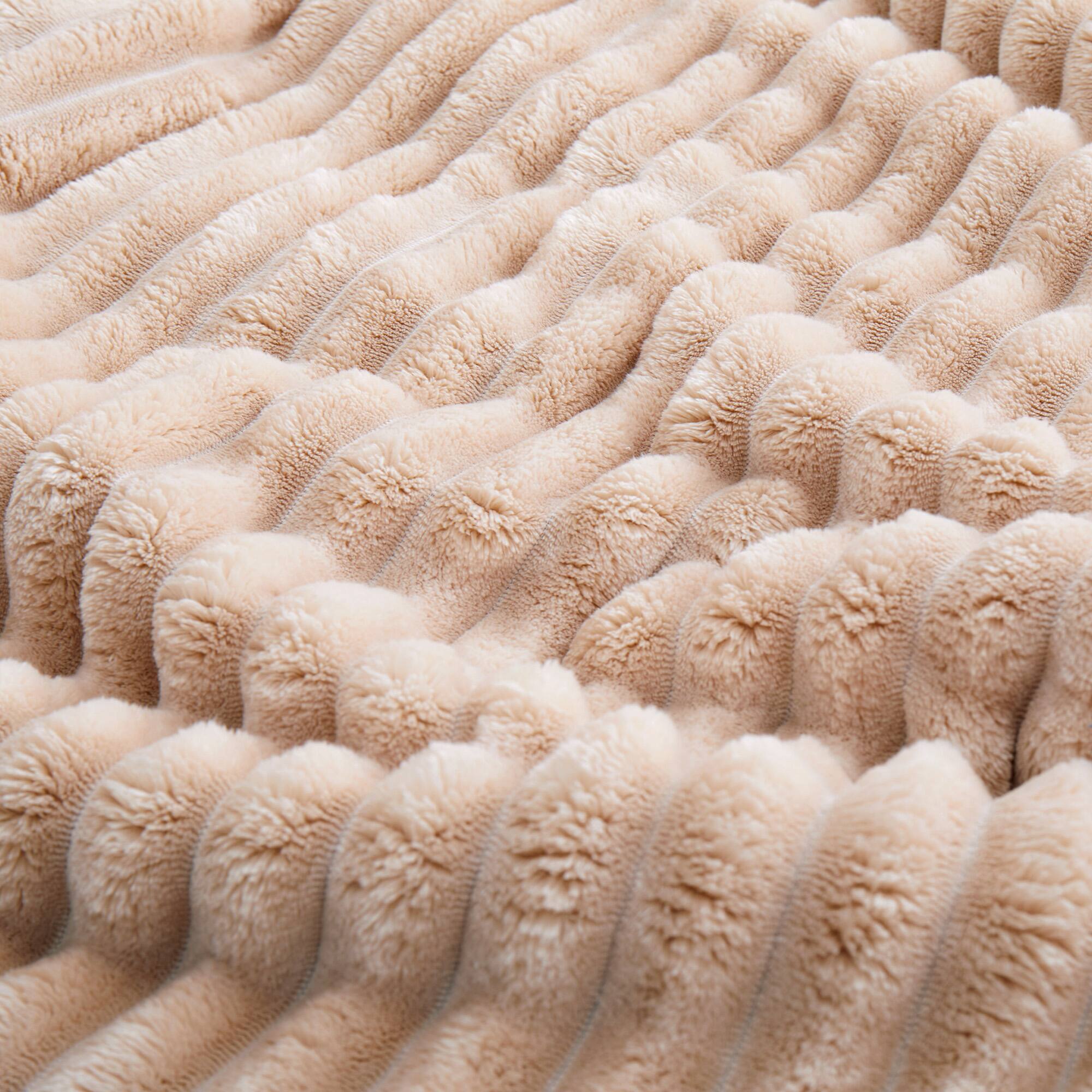 Angle. Peace Nest - Peace Nest Flannel Fleece Plush Fuzzy Comforter Set Fluffy Bedding Set with 2 Pillowcases - Camel.