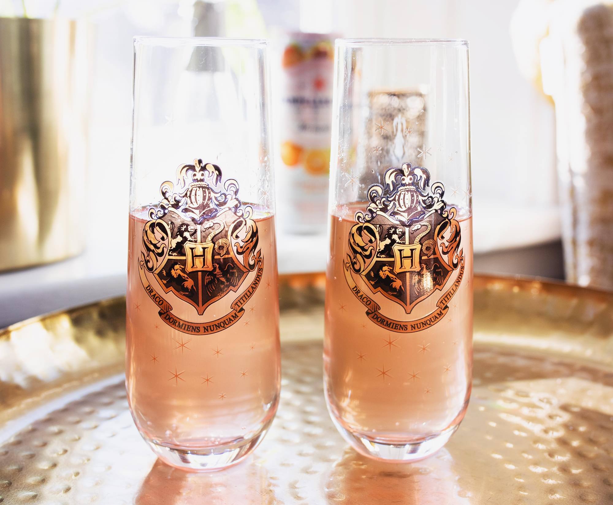 DRACO 1 TITILLANDUS DORMIENS NUNQUAM  
TITILLANDUS DRACO  
TITILI DORMIENS NUNQUAM