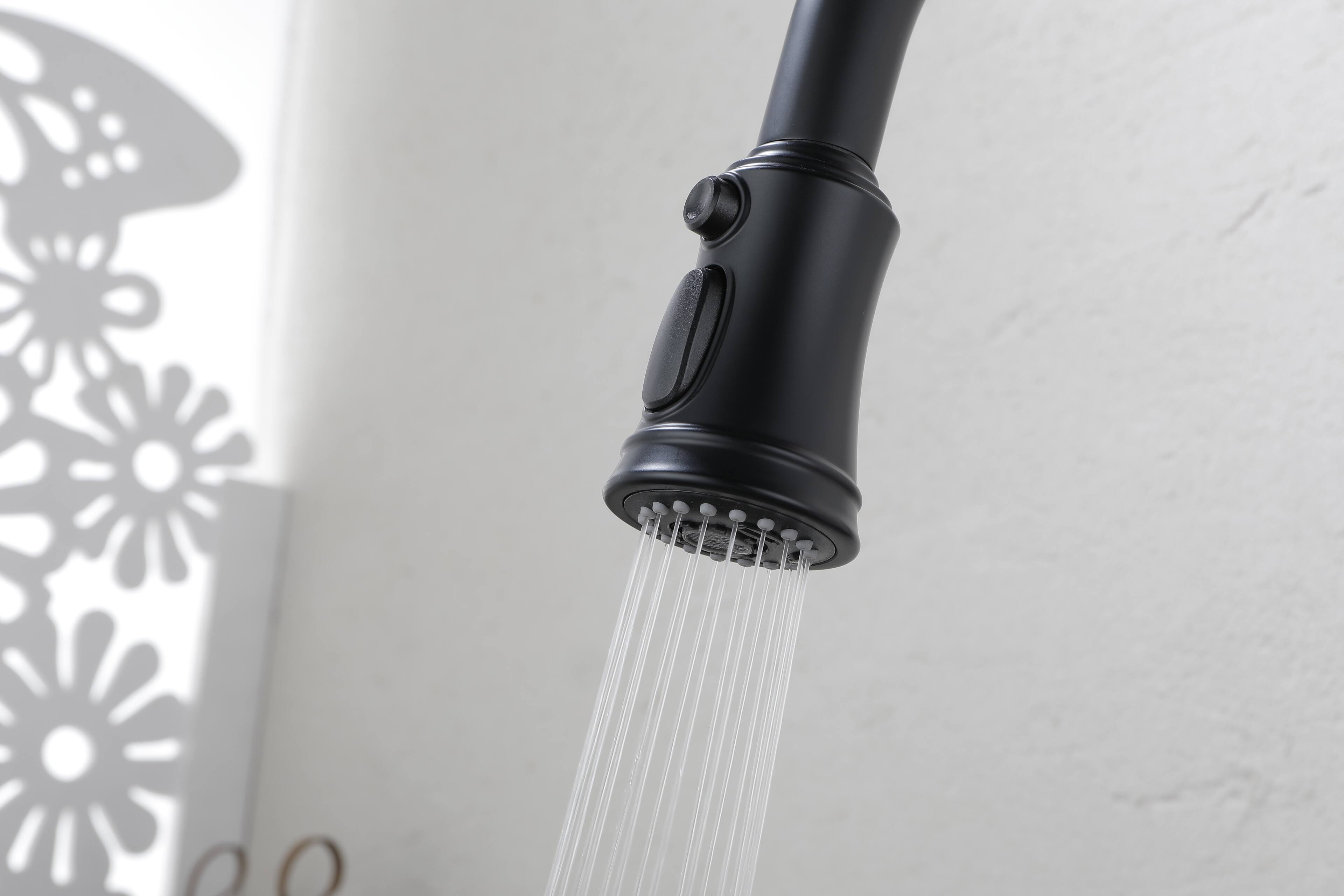 Back. Siljoy - Kitchen Faucet with Pull Out Spraye - Matte Black.