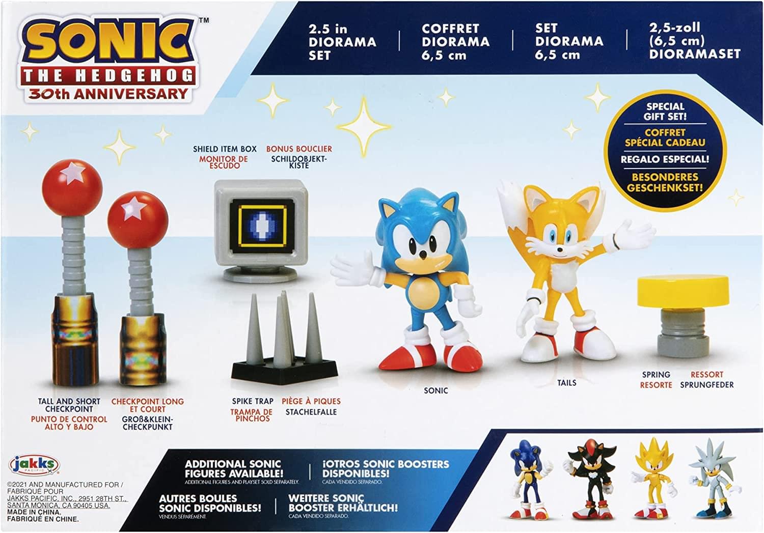 **Sonic the Hedgehog 30th Anniversary**

**2.5 in Diorama Set / 6.5 cm Diorama Set**

- **Shield Item Box / Monitor de Escudo / Bonus Bouclier / Schilddobjekt-Kiste / Escudo / Kiste / Set Diorama 6.5 cm / 2.5-zoll Diorama Set (6.5 cm)**
- **Tall and Short Checkpoint / Punto de Control Alto y Bajo / Checkpoint Long et Court / Groß & Klein-Checkpoint**
- **Spike Trap / Piège à Piques / Piques Trampa de Stachel Falle / Pinchos**
- **Sonic / Tails / Spring Resorte / Ressort / Sprungfeder**

**Special Gift Set! / Coffret Spécial Cadeau! / Regalo Especial! / Besonderes Geschenkset!**

**Additional Sonic Boosters Figures Available! / Autres Sonic Boosters Disponibles! / Weitere Sonic Booster Erhältlich! / Cada Vendido Separado**

**Jakks 2021 and Manufactured for / Fabriqué pour Jakks Pacific, Inc. 