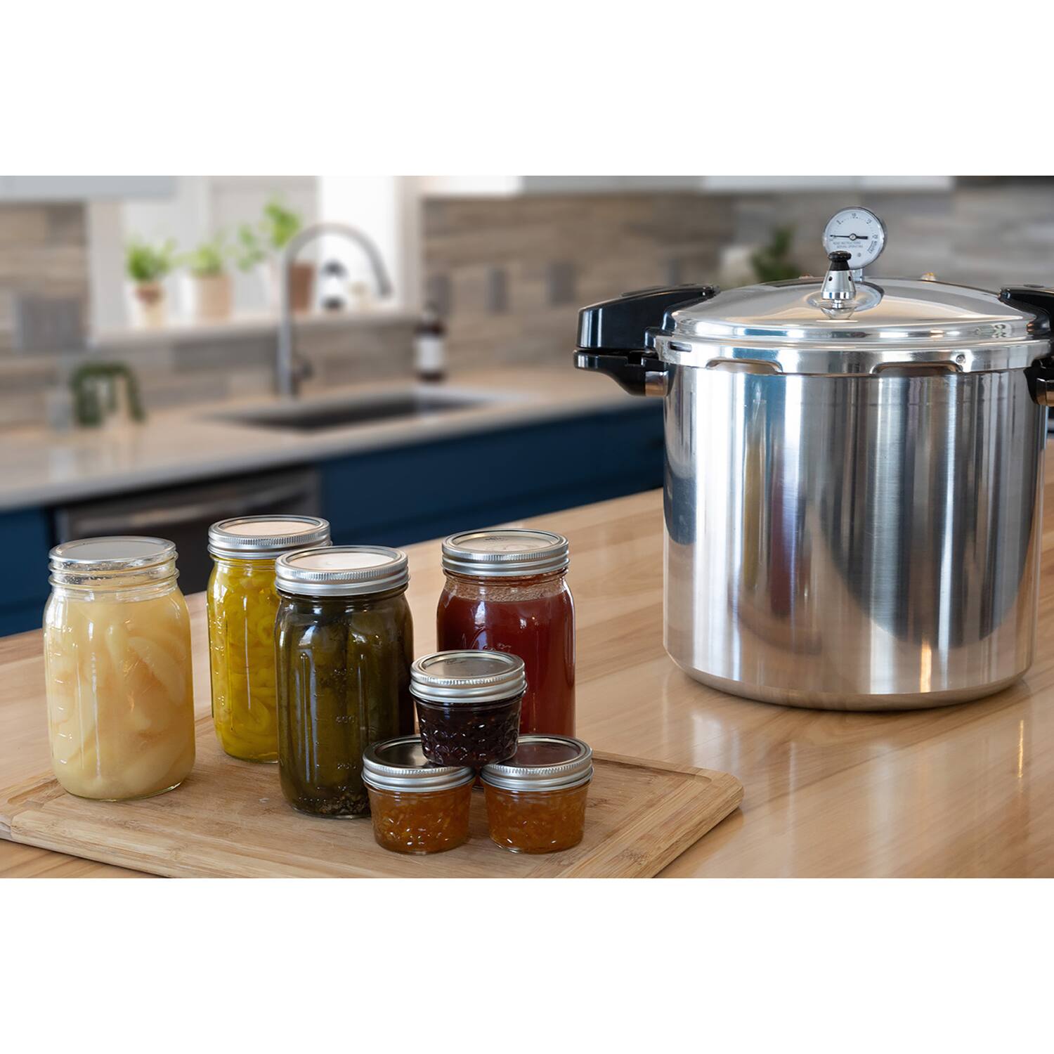 Left. Nesco - Manual Pressure Canner 24 Qt. - Silver.