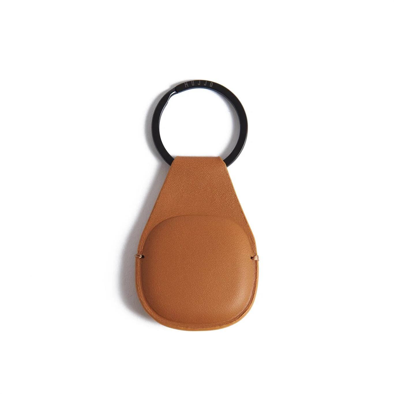 Angle. Mujjo - Canopy AirTag Keychain - Light Tan.