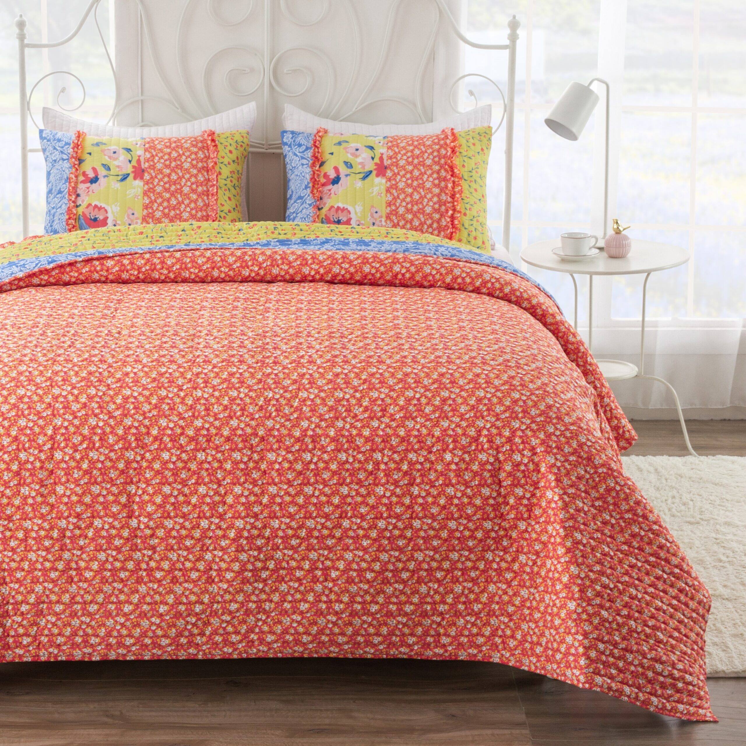 Angle. BreeBe - Skylar Quilt Set - 2 Piece Twin/XL - Calico.