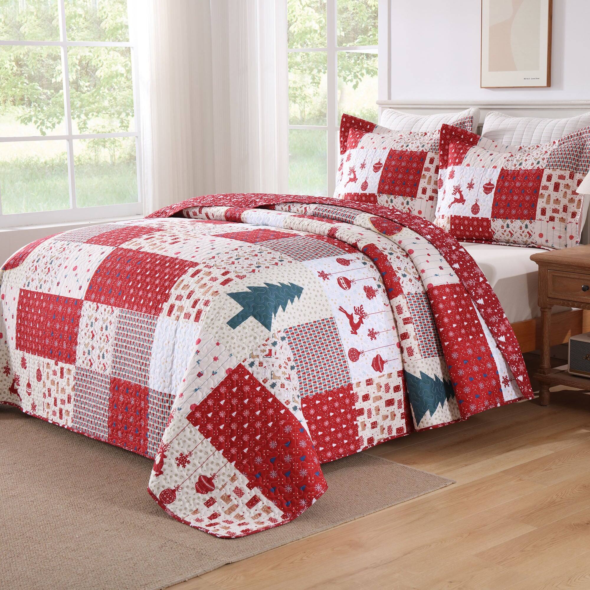 Angle. MarCielo - MarCielo 3 Pcs Christmas Themed Holiday Polyester Patchwork Quilt Bedspread Set - Red.