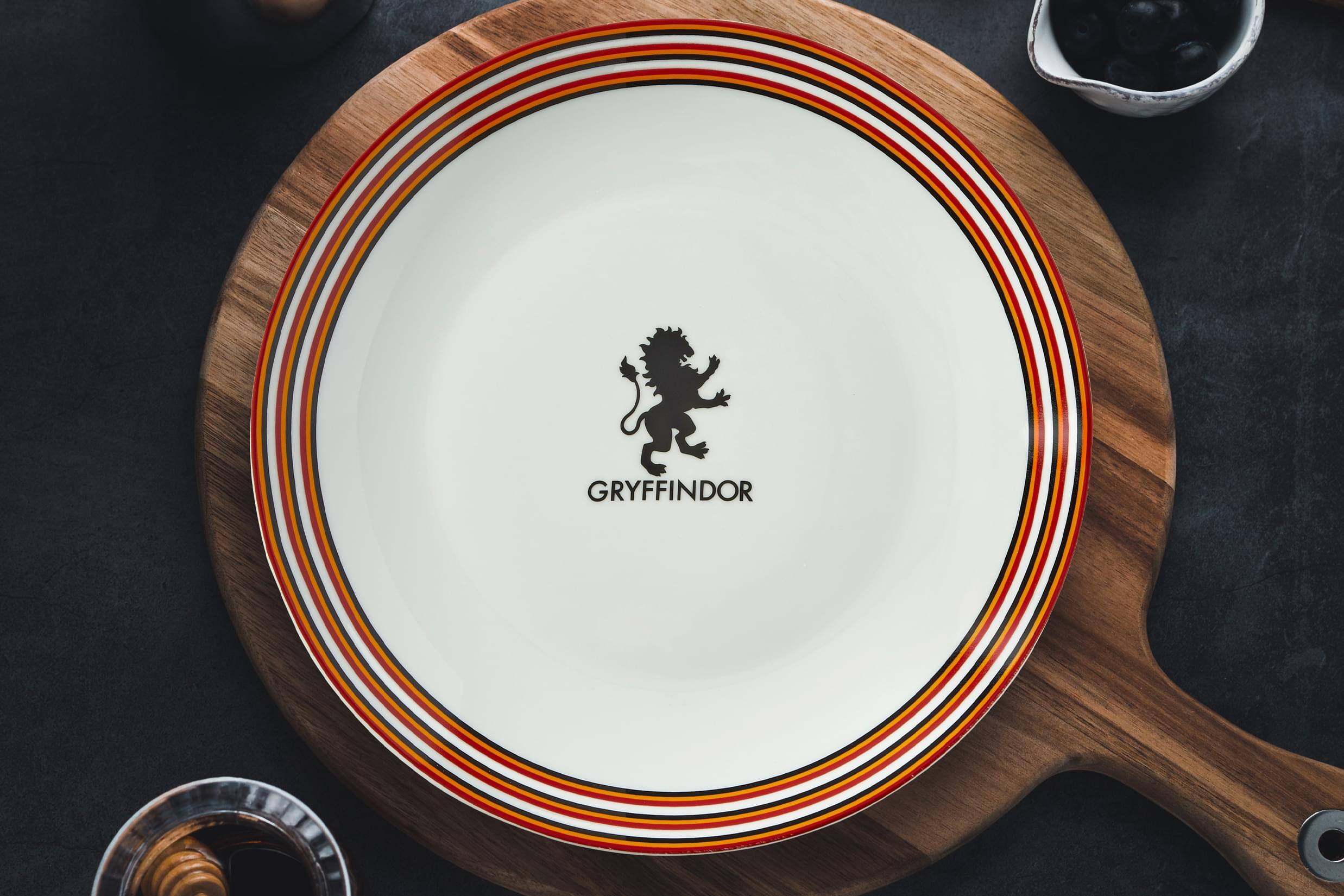 Alt View 3. Harry Potter - Harry Potter Gryffindor 16-Piece Dining Set | Set Includes Plates, Bowls, & Mugs - Red/White.