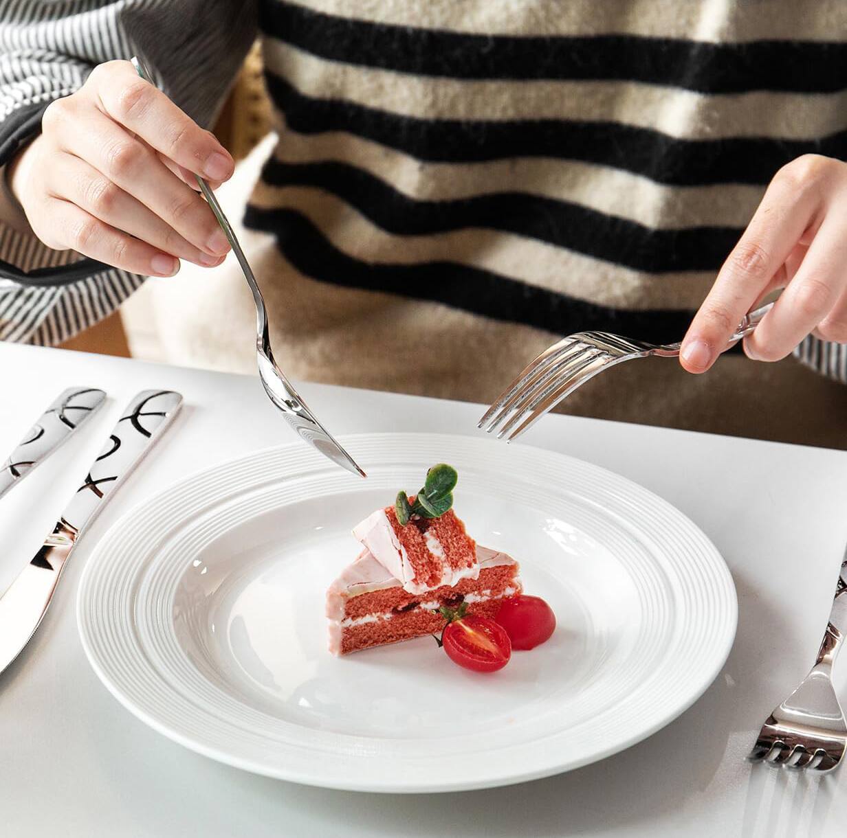 Alt View 1. Dazzed Corner - 40PCS Stainless Steel Silverware Set, Mirror Polished Cutlery Set，Dishwasher Safe - Silver.