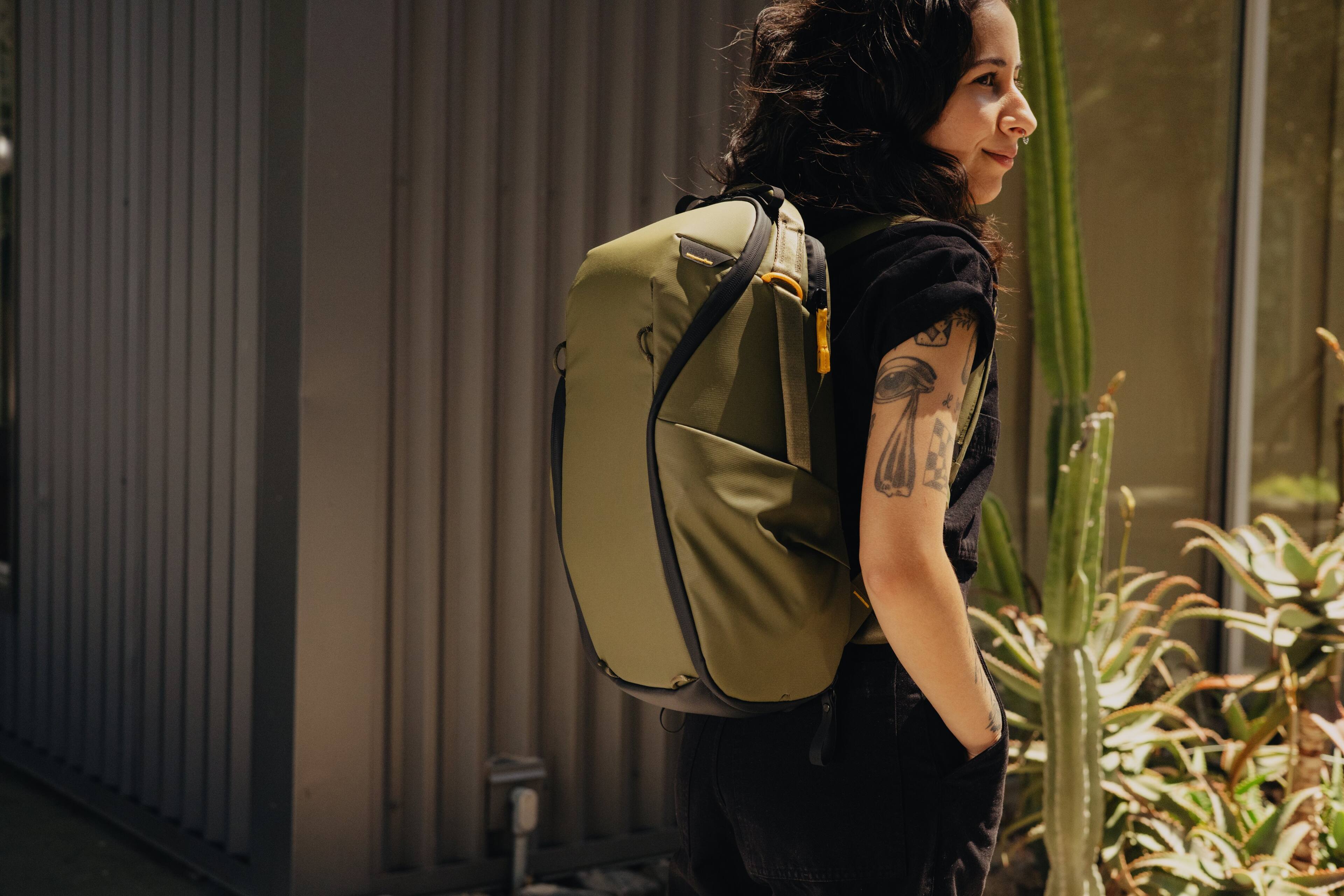 Left. Peak Design - Everyday Backpack Zip 15L - Kelp.
