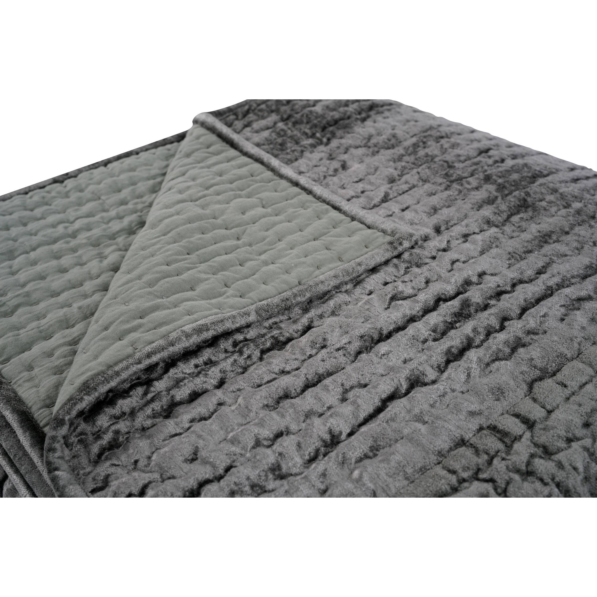 Angle. Manhattan Lane - Lipa 96 x 108 Hand Stitched King Quilt with Polyfill, Velvet - Green.