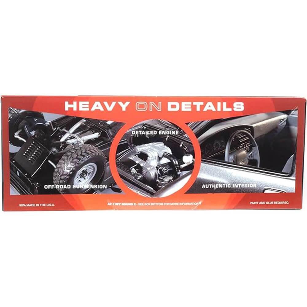 HEAVY ON DETAILS  
DETAILED ENGINE  
OFF-ROAD SUSPENSION  
AUTHENTIC INTERIOR  
90% MADE IN THE U.S.A.  
PAINT AND GLUE REQUIRED  
SEE BOX BOTTOM FOR MORE INFORMATION