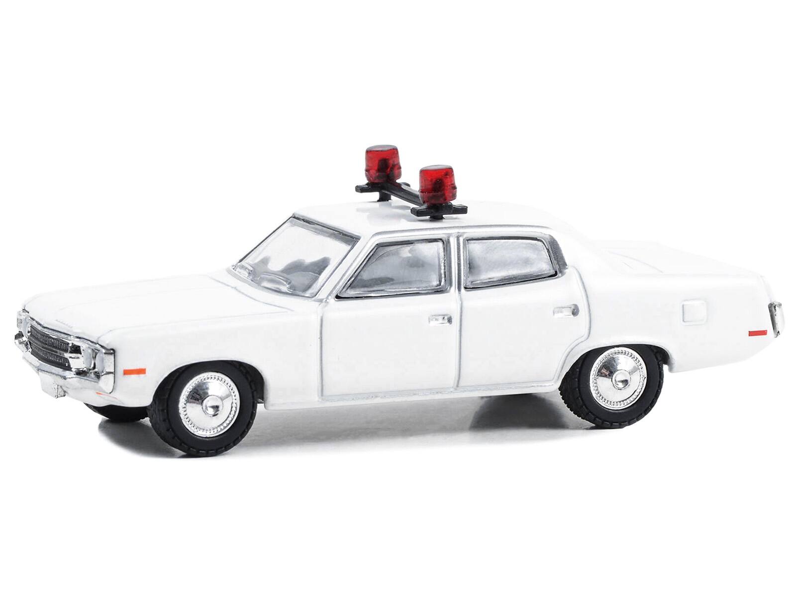Angle. Greenlight - 1971 AMC Matador Police Car White with Light Bar Hot Pursuit Hobby Exclusive Series 1/64 Diecast by Greenlight - White.