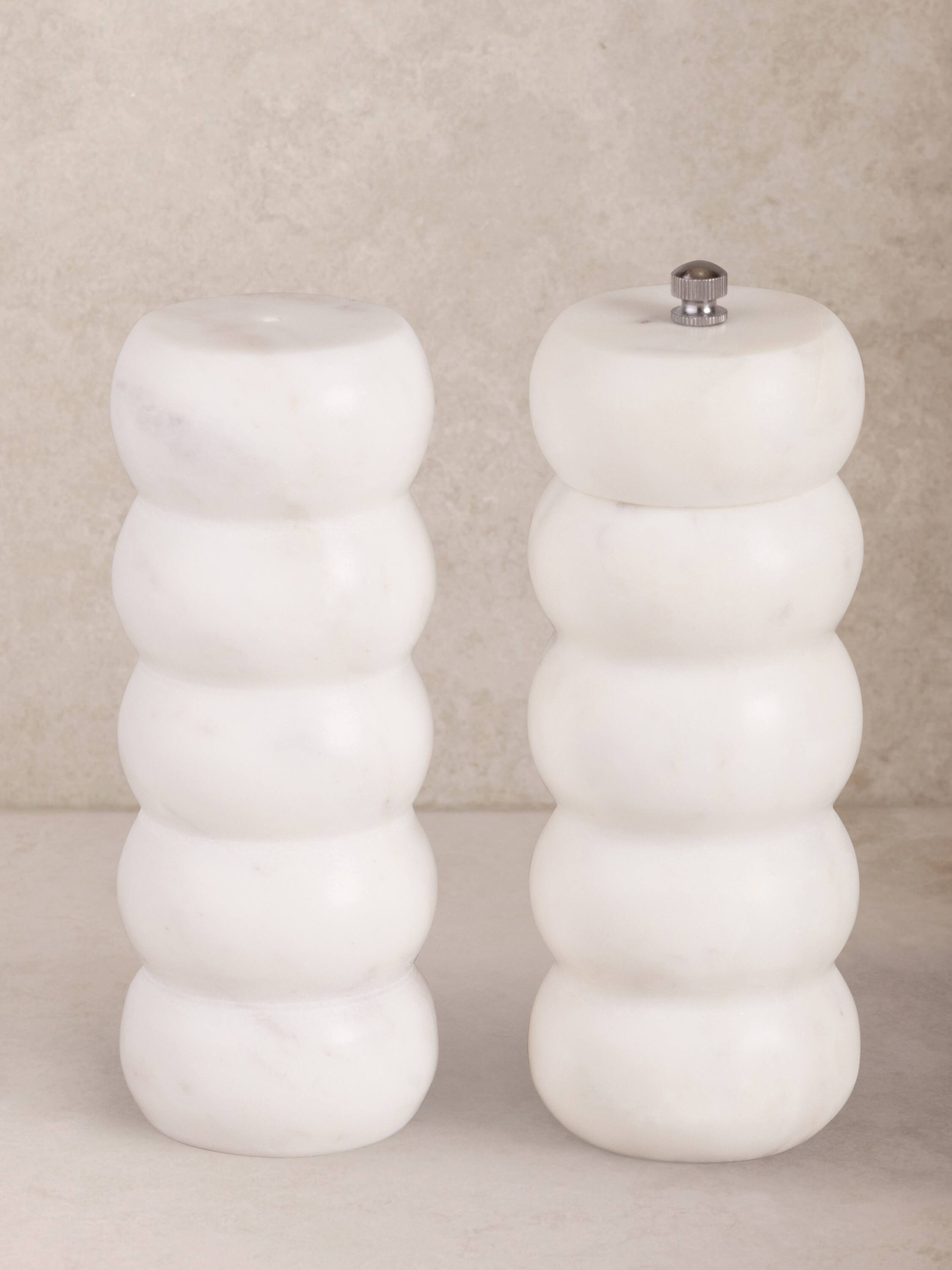 Front. GAURI KOHLI - Quinto Salt & Pepper Set - Large - Shades of white.