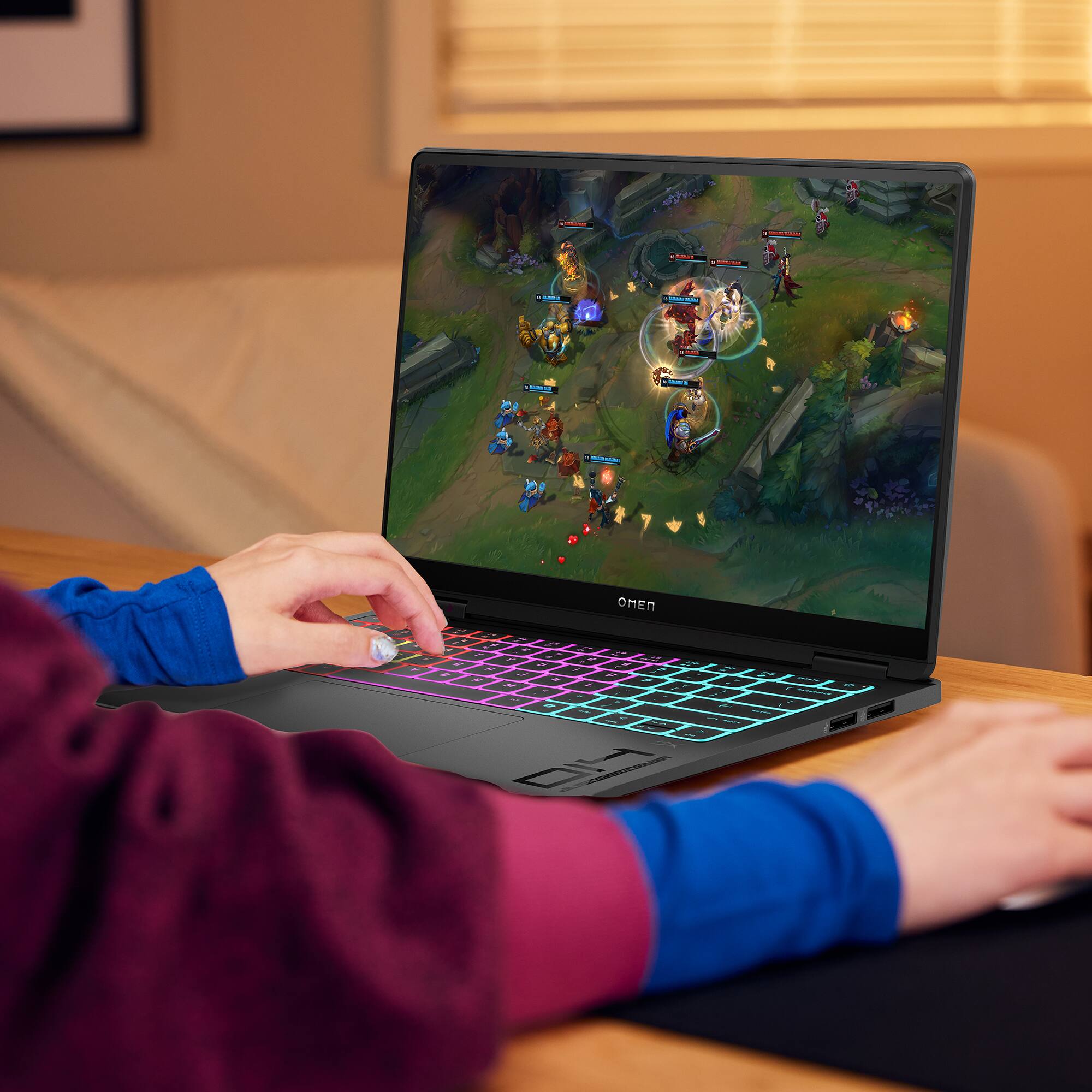 Alt View 12. HP OMEN - Transcend 14" 120Hz 3K OLED Gaming Laptop - Intel Core Ultra 9 (2025) - 32GB Memory - NVIDIA GeForce RTX 5070 - 1TB SSD - Shadow Black.