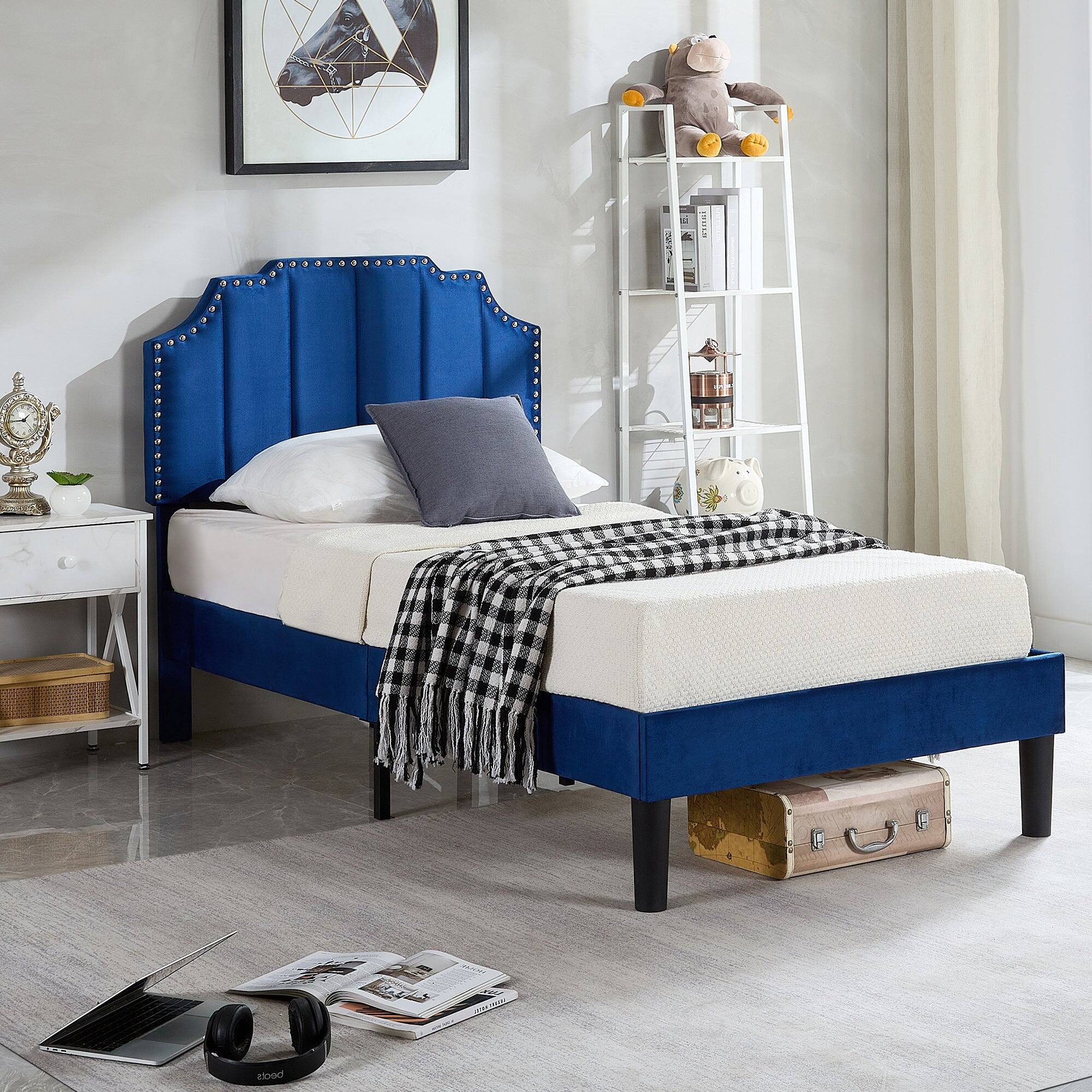 The text on the image is:

- "RLL EDGO"