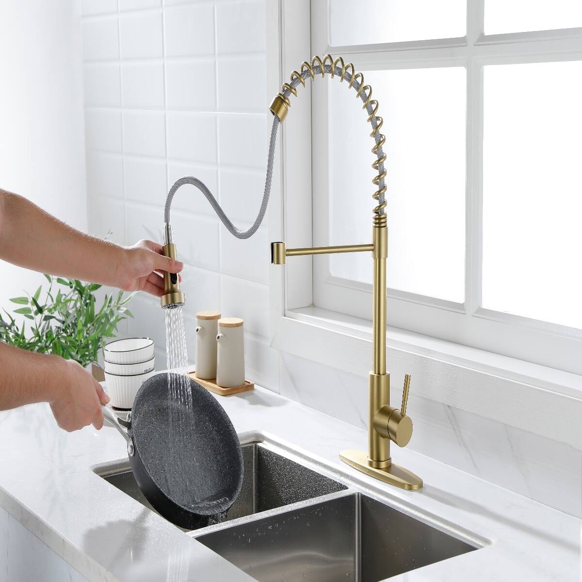 Left. Ropilly - Ropilly Gold Pull Out Kitchen Faucet, High Arc Single Handle Faucet with Pull Down Spray Head - Gold.