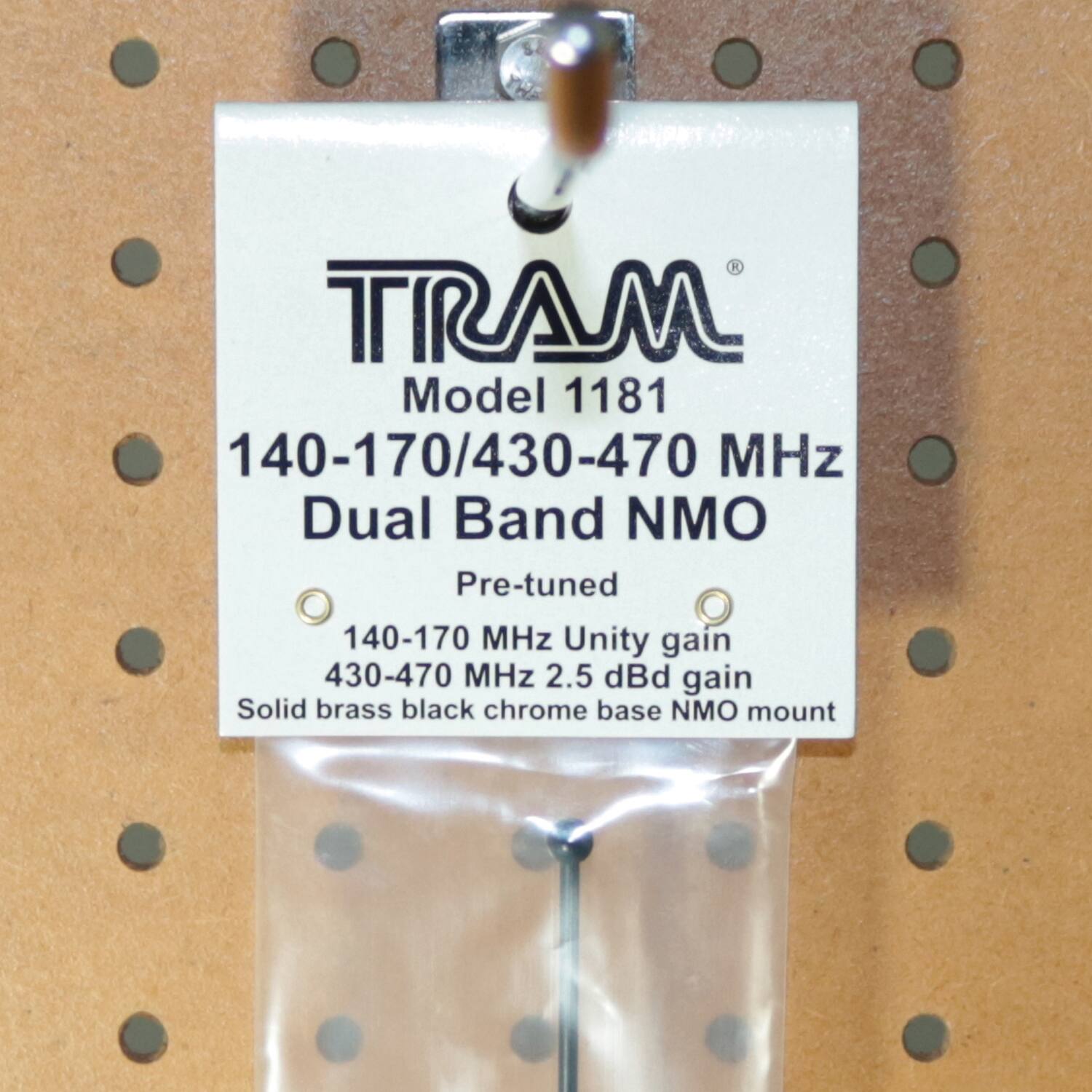 TRAM  
Model 1181  
140-170/430-470 MHz  
Dual Band NMO  

Pre-tuned  
140-170 MHz Unity gain  
430-470 MHz 2.5 dBd gain  
Solid brass black chrome base NMO mount