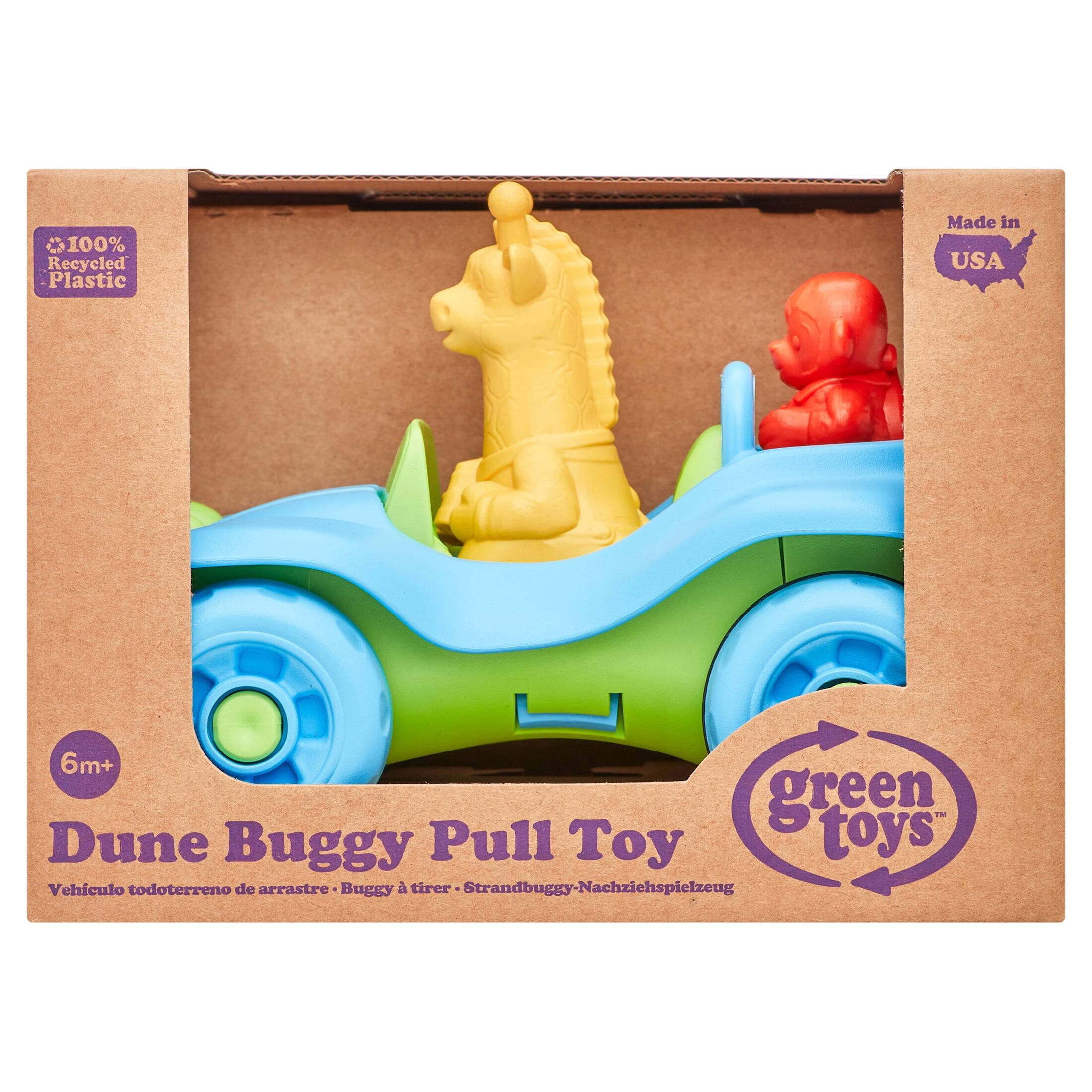 Sure, here is the corrected and grouped text from the image:

---

**100% Recycled Plastic**

**Made in USA**

**6m+**

**Dune Buggy Pull Toy**

**Vehículo todoterreno de arrastre - Buggy à tirer - Strandbuggy-Nachziehspielzeug**

**green toys**

---