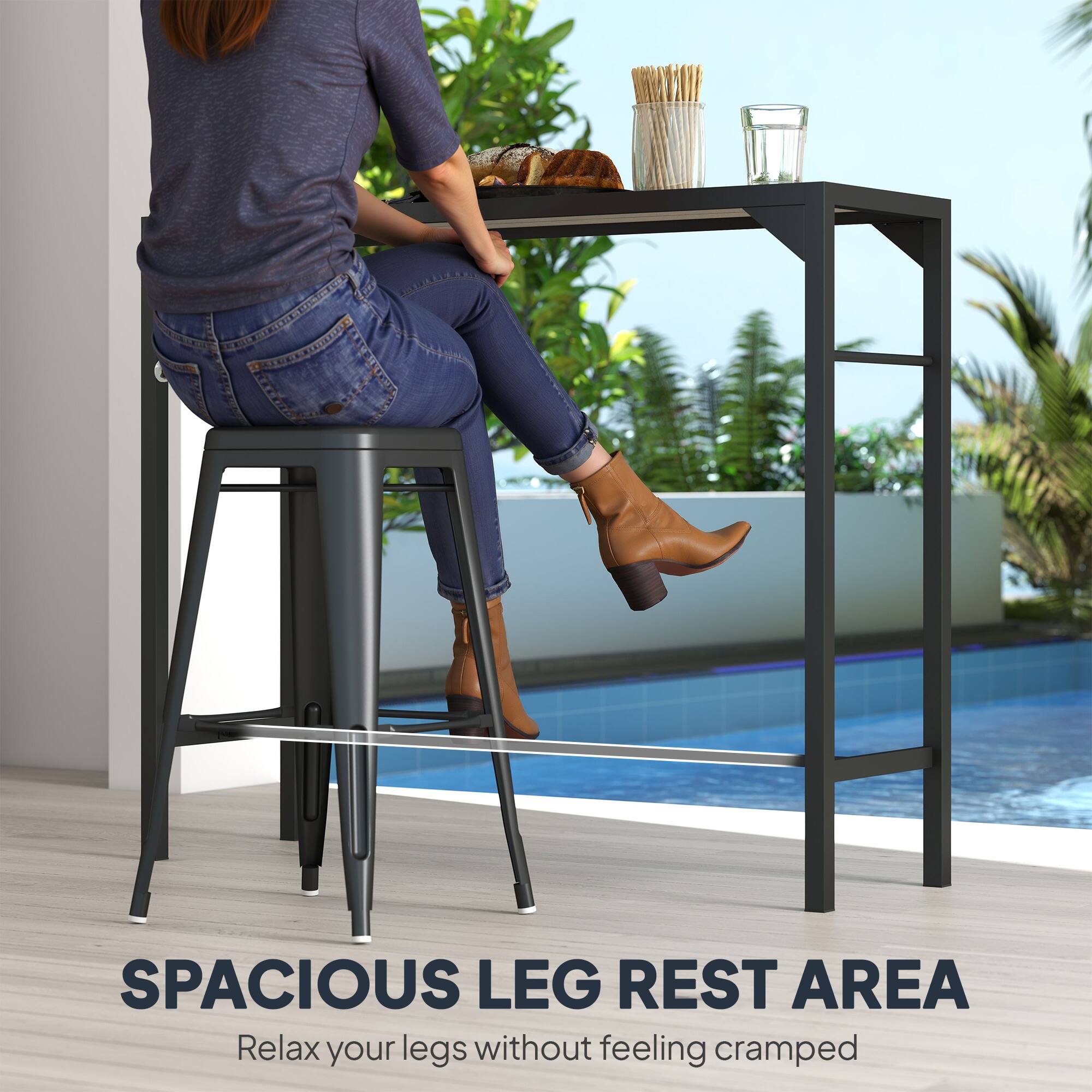SPACIOUS LEG REST AREA  
Relax your legs without feeling cramped