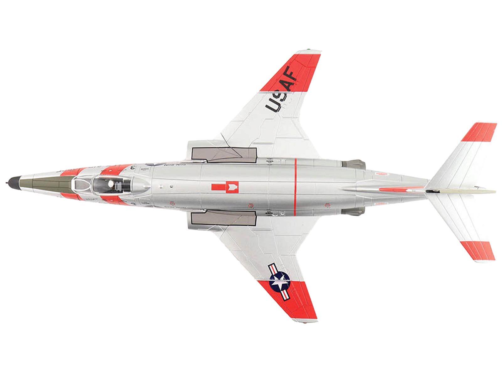 Alt View 1. Hobby Master - McDonnell RF-101C Voodoo Operation Sun Run 363rd TRW 1957 United States Air Force Air Power Series 1/72 - White, Red, Grey.