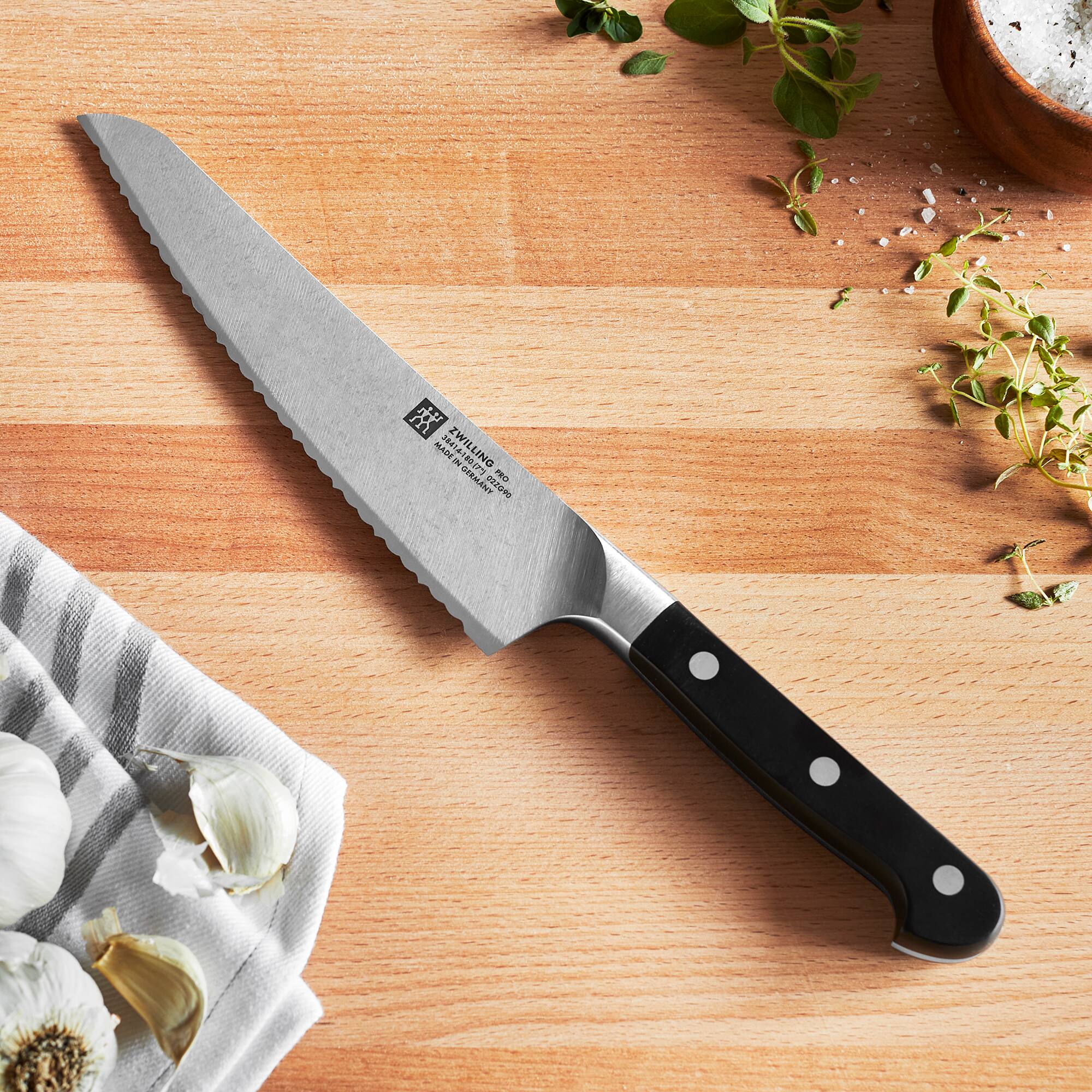 ZWILLING  
PRO  
SANTOKU  
MADE IN CHINA