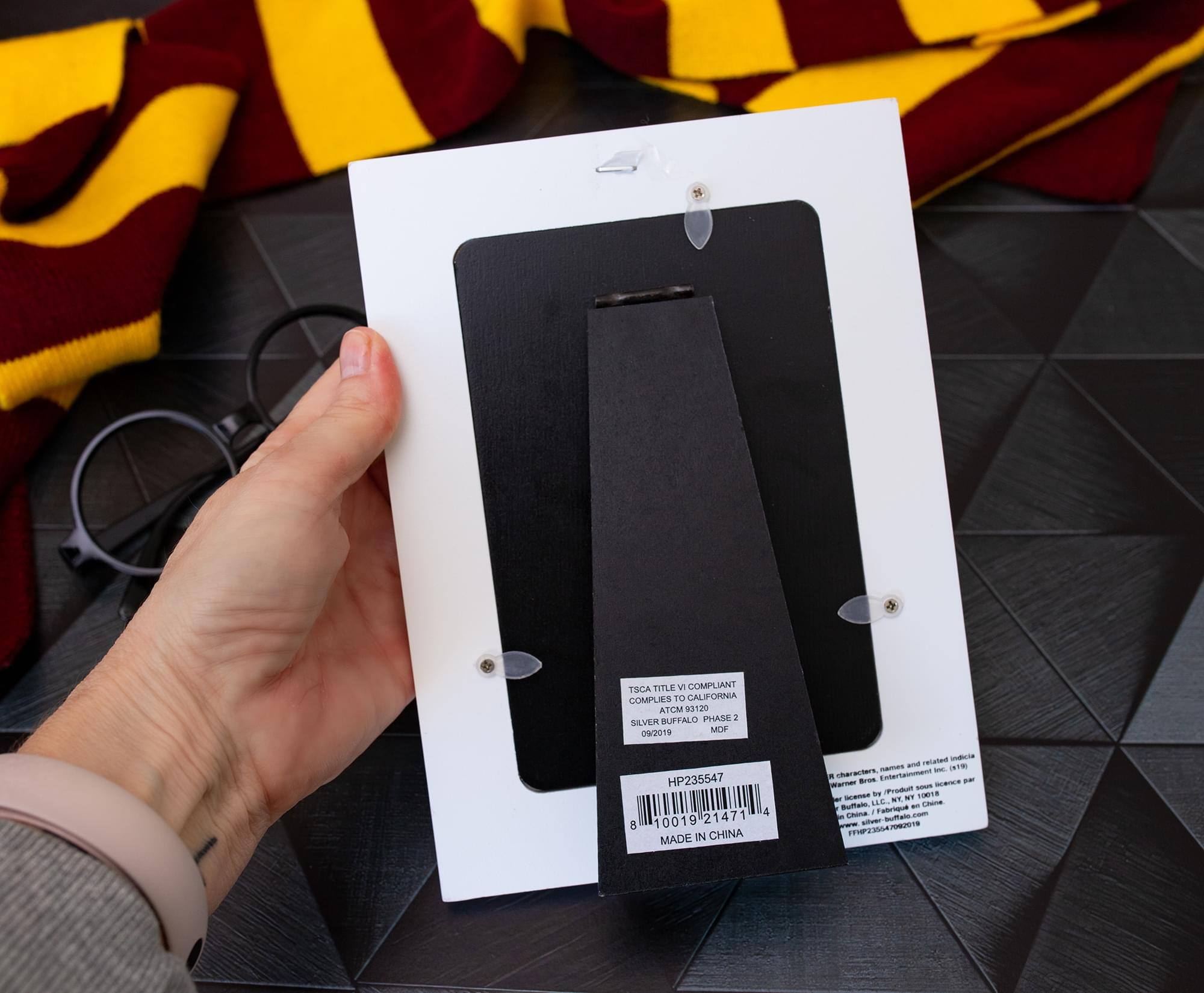 TSCA TITLE V COMPLIANT  
COMPLIES TO CALIFORNIA ATCM 9120  
RUFFALO PHASE 1 SILVER  
092019  
MOF!  
HP235547  
10019  
21471  
MADE IN CHINA  

4 atate - - and HS - - - Entertaunana D N . - 1 . W B uE. - LASrE Enia - Fubrique - -o swer FMP235047042018