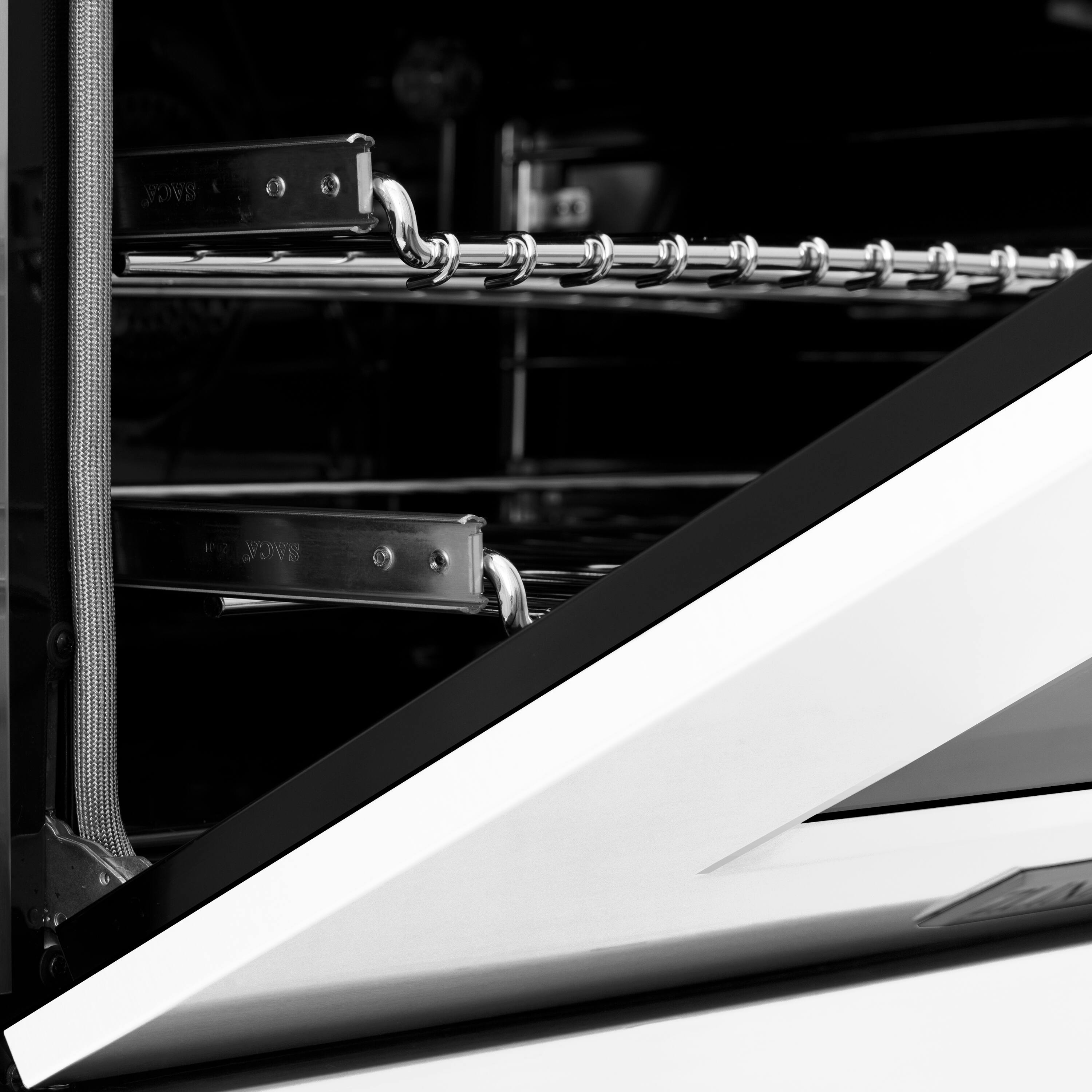 The text on the image reads "BACK 1012 SACA." However, it is unclear what the context of this text is. It could be related to the oven, the image itself, or a separate piece of information.