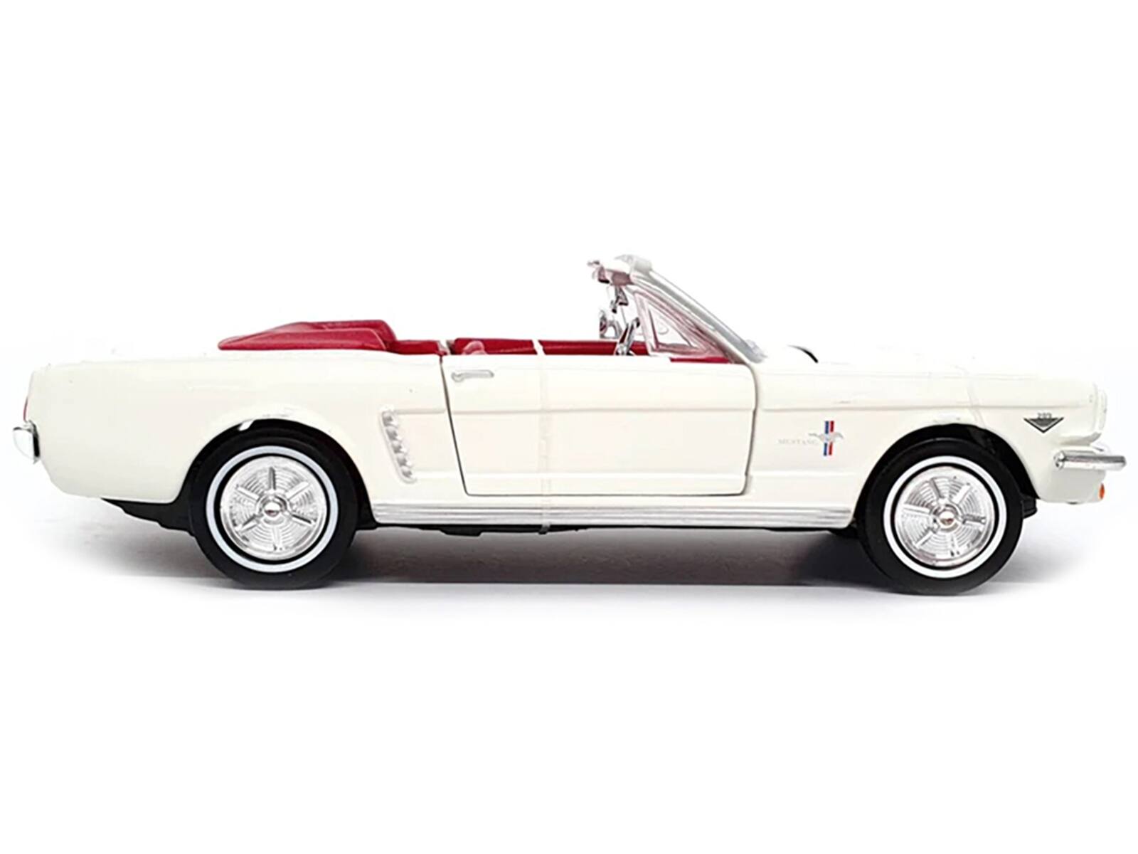 Angle. Motormax - 1964 1/2 Ford Mustang Convertible White Red Interior James Bond 007 Goldfinger Movie James Bond Collection 1/24 - White With Red.