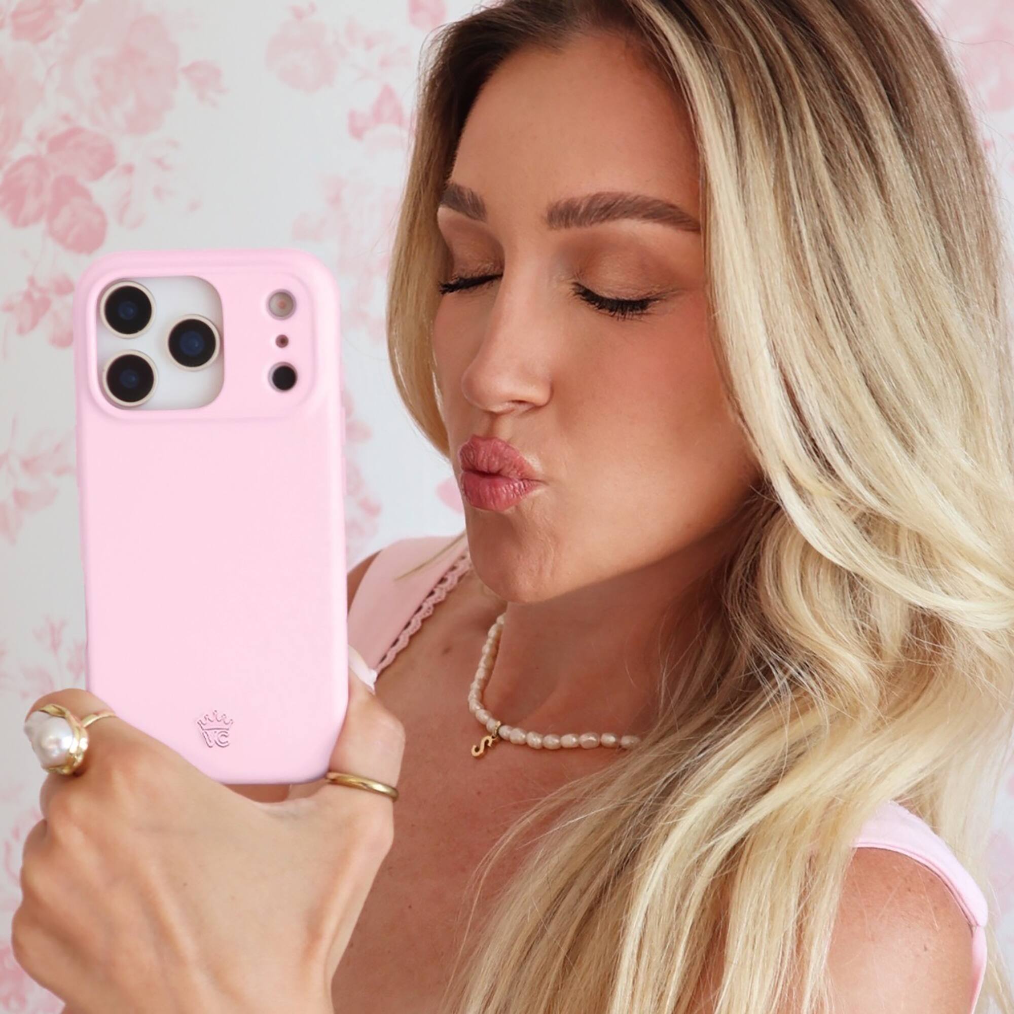 Alt View 5. VELVET CAVIAR - MagSafe Case for Apple iPhone 17 Pro - Strawberry Milk.