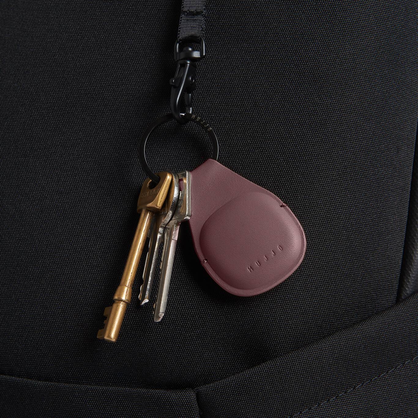Alt View 2. Mujjo - Mujjo Canopy AirTag Keychain - Bronze Red.