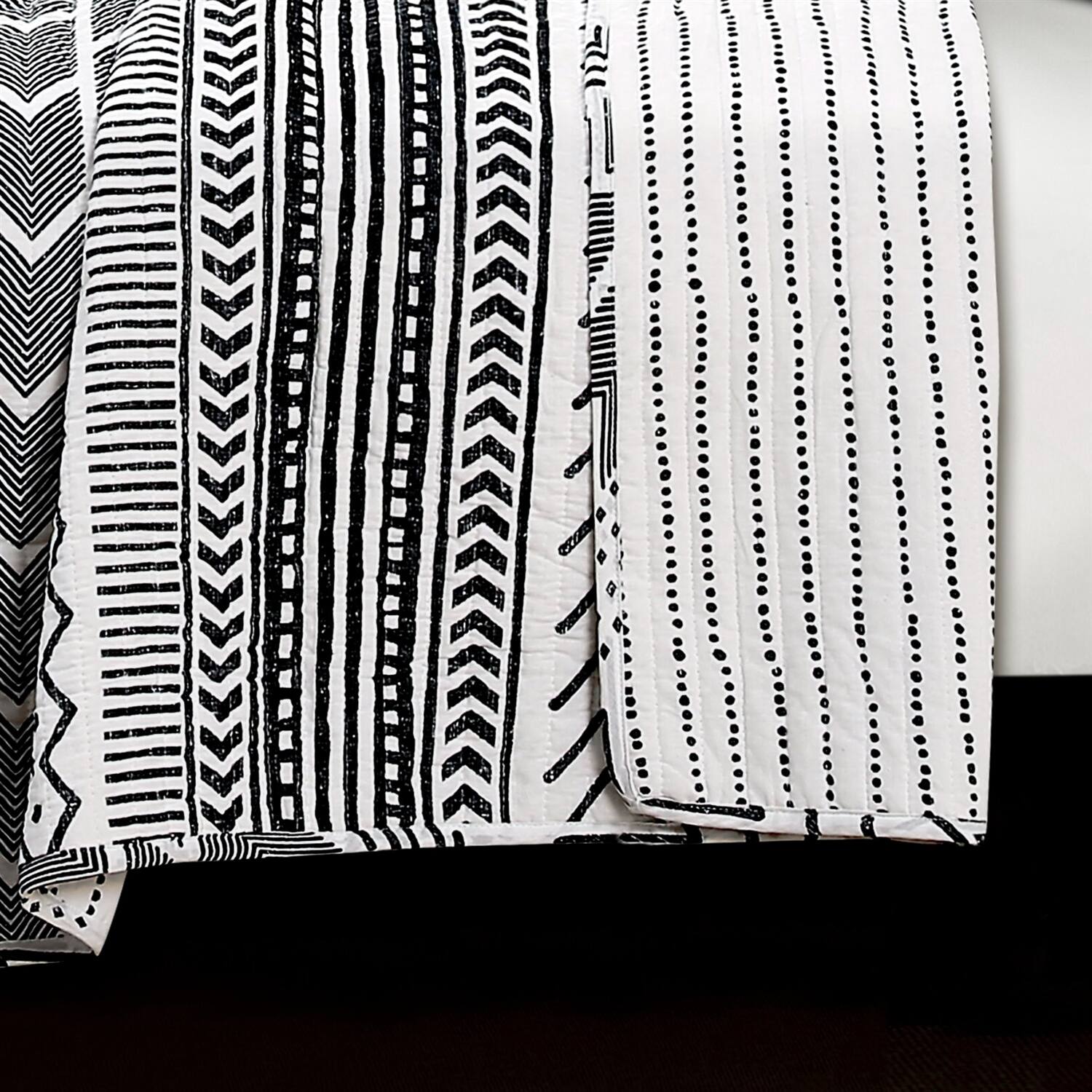 Alt View 1. Hivvago - King 3 Piece Scandinavian Style Chevron Black White Reversible Cotton Quilt Set - Black, White.