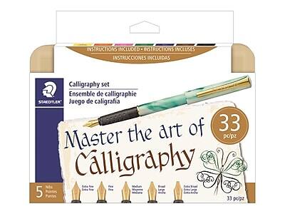 **Instructions Included**  
**Instructions Incluses**  
**Instrucciones Incluidas**

**Calligraphy Set**  
**Ensemble de Calligraphie**  
**Juego de Caligrafía**

**Master the Art of Calligraphy**  
**Maîtrisez l'Art de la Calligraphie**

**5 Points**  
**5 Puntas**

**33 pc/pz**  
**33 pièces/pzs**

**STAEDTLER**