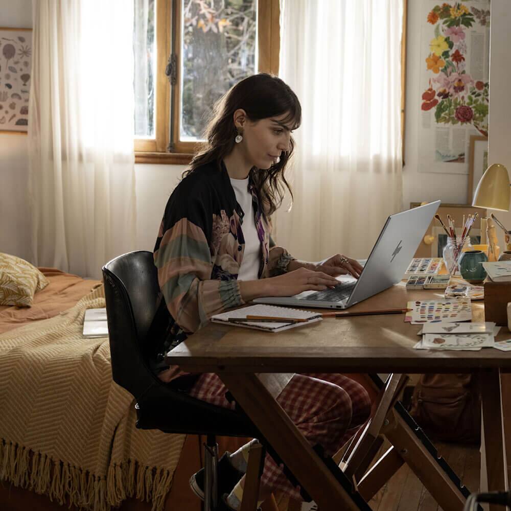 Alt View 8. HP - HP 16 inch OmniBook 7 Flip 2-in-1 Touchscreen Laptop - Intel Core Ultra 7 - 16GB/512 GB SSD - Silver - Silver.