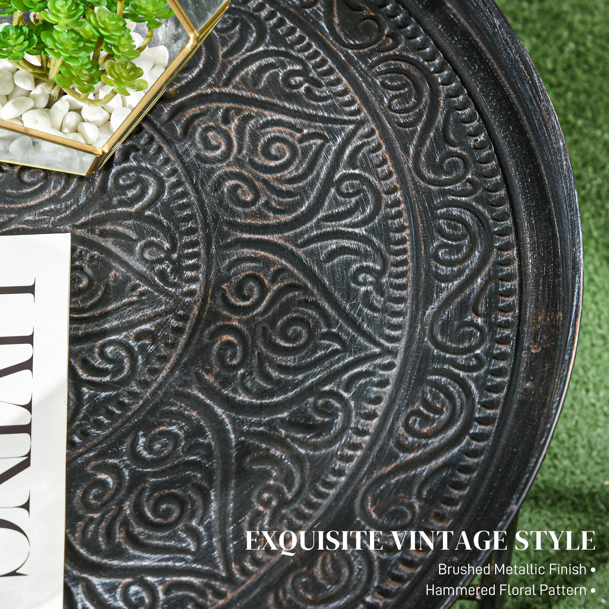 LIVING EXQUISITE VINTAGE STYLE
Brushed Metallic Finish
Hammered Floral Pattern