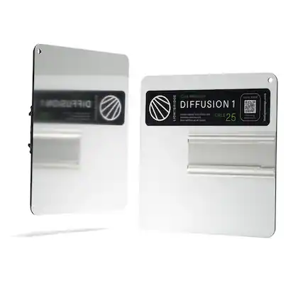 DIFFUSION 1 LIGHTBRIDGE Cine Reflector
OUTSIDE
CUIDE
DIFFUSION 1
LIGHTBRIDGE
Cine Reflector
Clean regularly or stains will appear
CRLS 25
Use safeties at all times.
thelightbridge.com