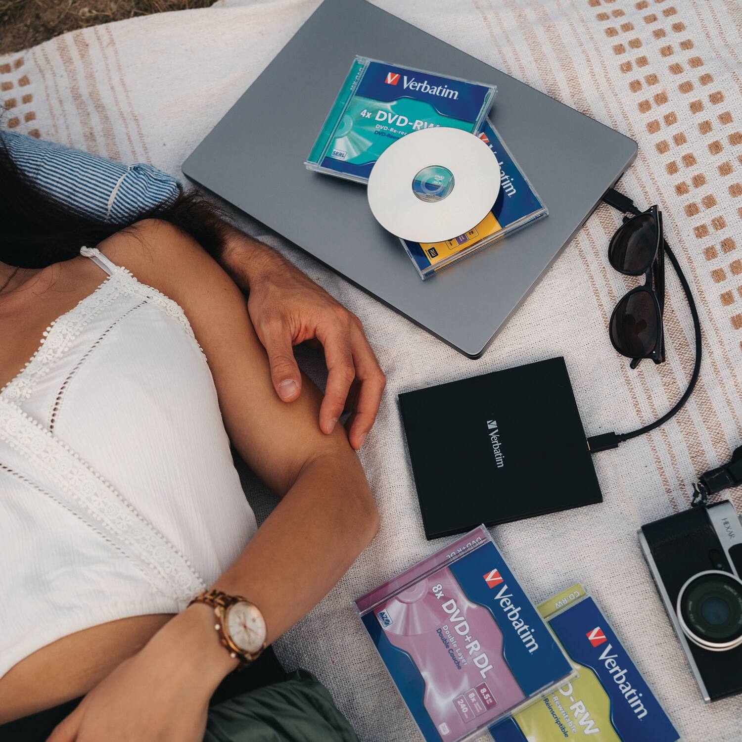 SW V Verbatim 4x DVD-R  
wvhe-rep ee BED UN-Bour JM hatim.  
R F 1 E  
Verbatim A2 BAPAS.P TA 10H-  
< 8x de MB E DVD+RDL Double Layer  
Double +RDL +R  
Verbatim < ourT Layes 240m B= B Il B.SE  
Reinicrk Rewritable D-RW  
Verbatim ptde table HEXAR