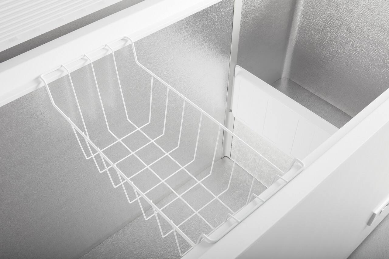 Alt View 2. Amana - 16 Cu. Ft. Chest Freezer with Basket - White.