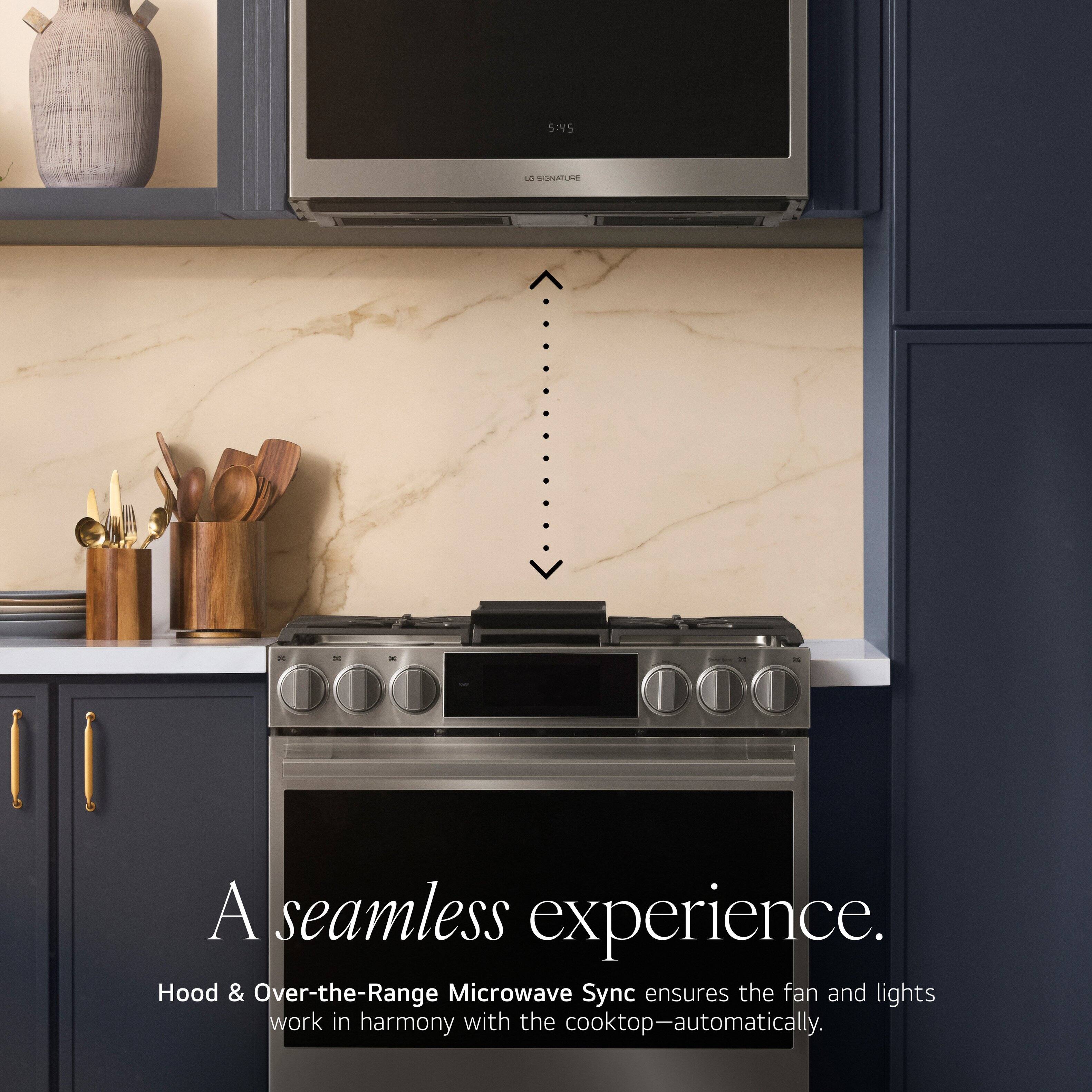 5:45 03 SIGNATURE  
A seamless experience.  
Hood & Over-the-Range Microwave Sync ensures the fan and lights work in harmony with the cooktop—automatically.