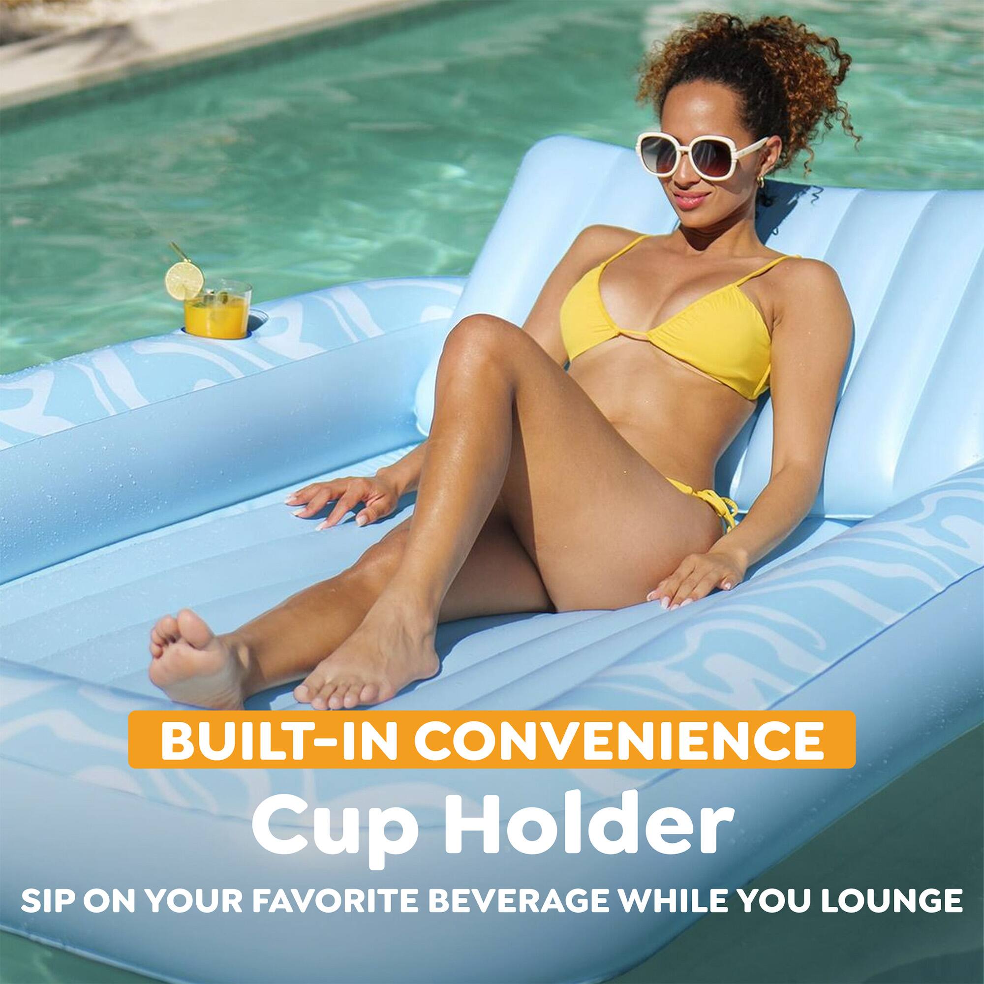 BUILT-IN CONVENIENCE  
Cup Holder  
SIP ON YOUR FAVORITE BEVERAGE WHILE YOU LOUNGE