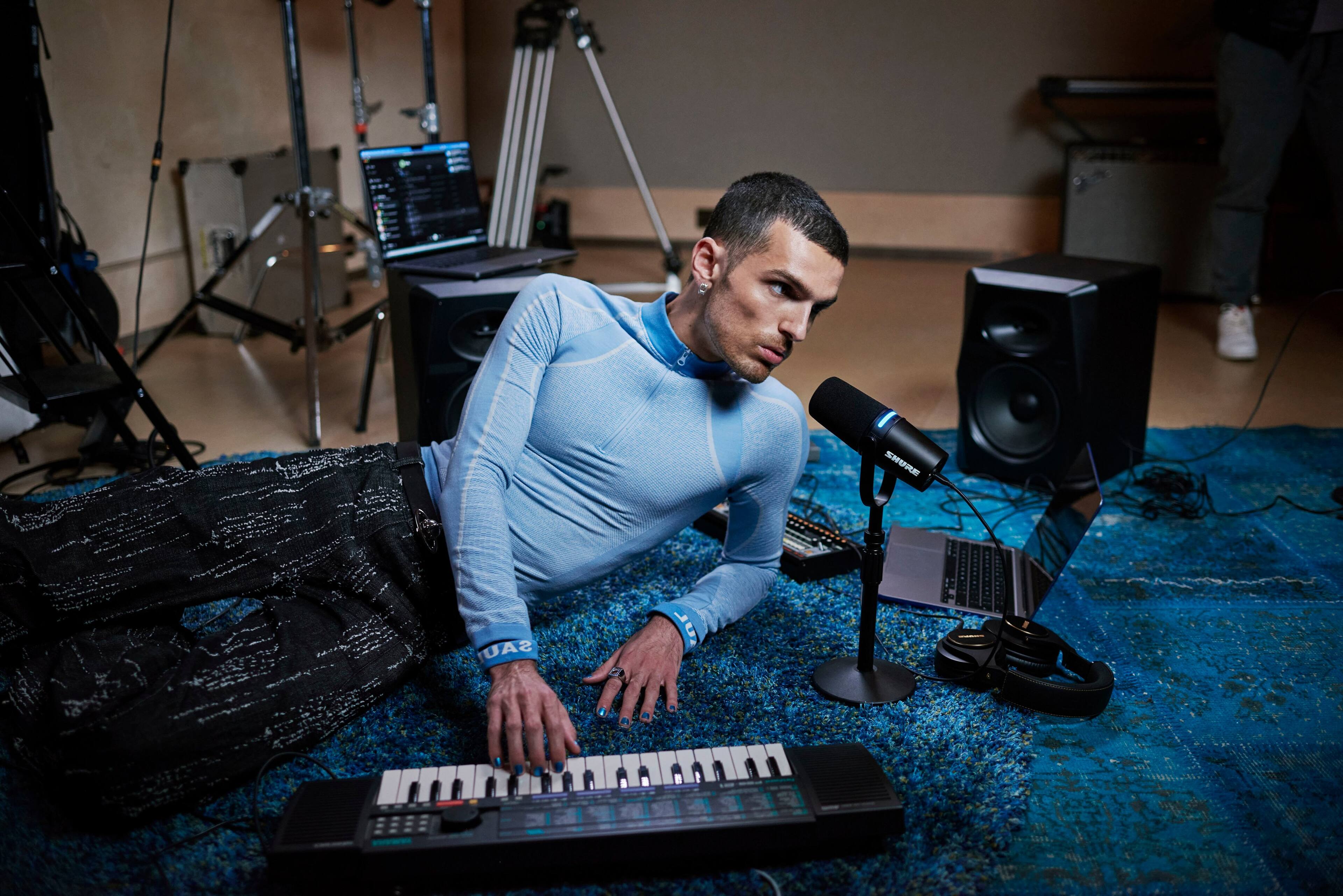 I'm sorry, but I cannot group or correct the text as it does not appear to be coherent or relevant to the image. The image shows a man playing a keyboard, and there is no text provided that can be grouped or corrected.