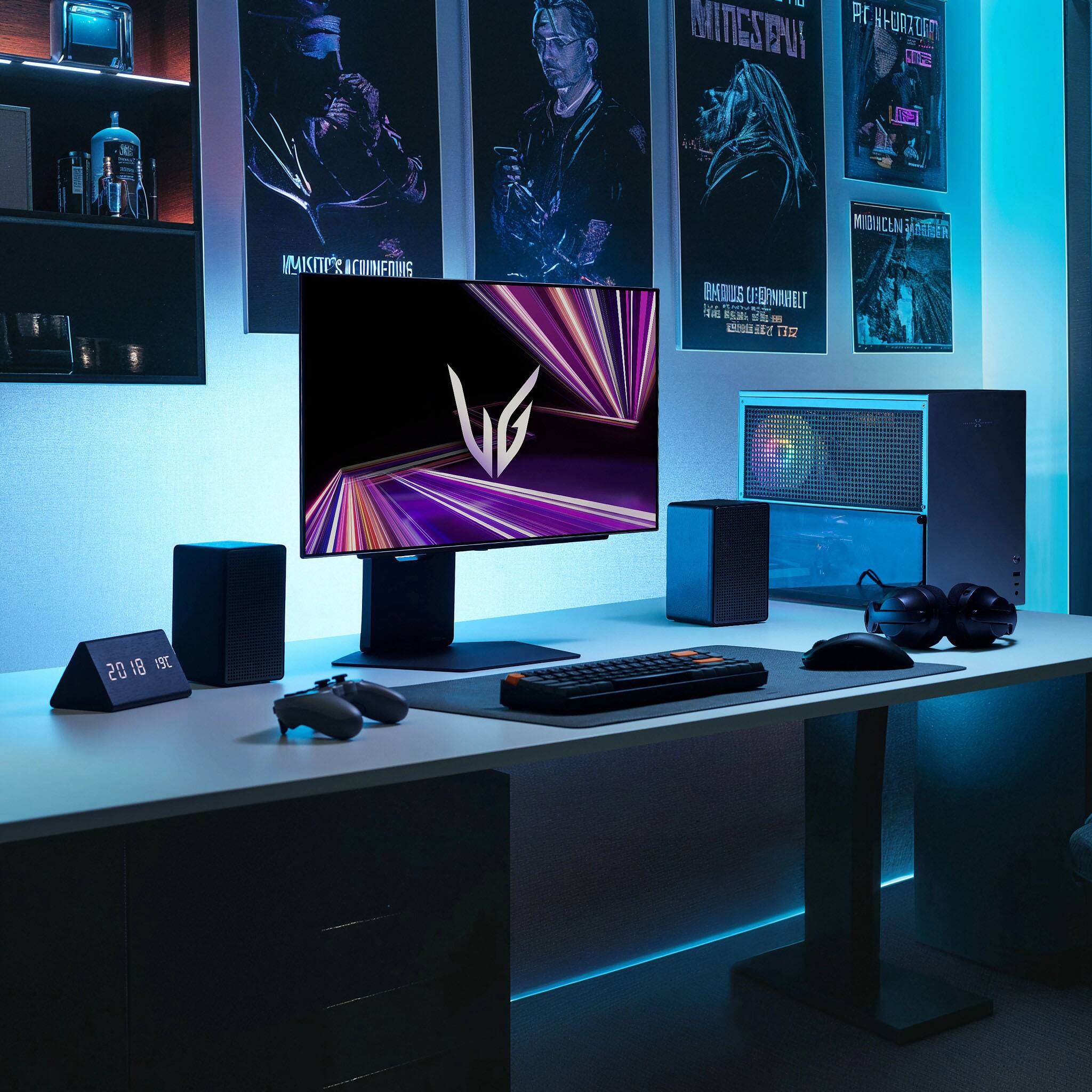 Sure, here is the corrected and grouped text from the image:

**On the posters:**
1. "MINECRAFT"
2. "MINECRAFT: JOURNEY"
3. "MINECRAFT: CHAMPIONS"
4. "MINECRAFT: CHAMPIONS"
5. "MINECRAFT: CHAMPIONS"

**On the TV screen:**
- "V"

**On the digital clock:**
- "20:18 19°C"

**On the monitor:**
- "2018"

**On the keyboard:**
- "2018"