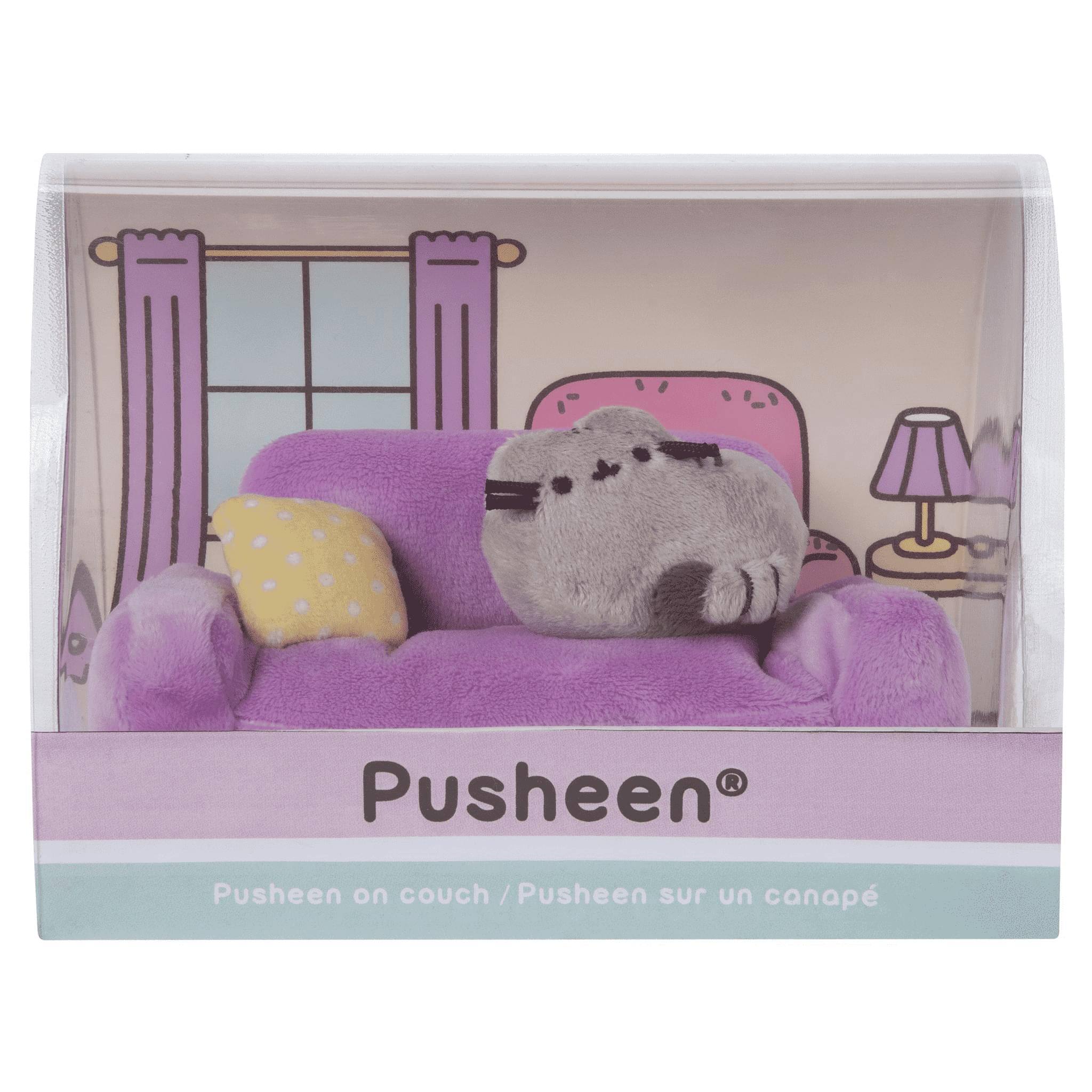 Pusheen  
Pusheen on couch / Pusheen sur un canapé