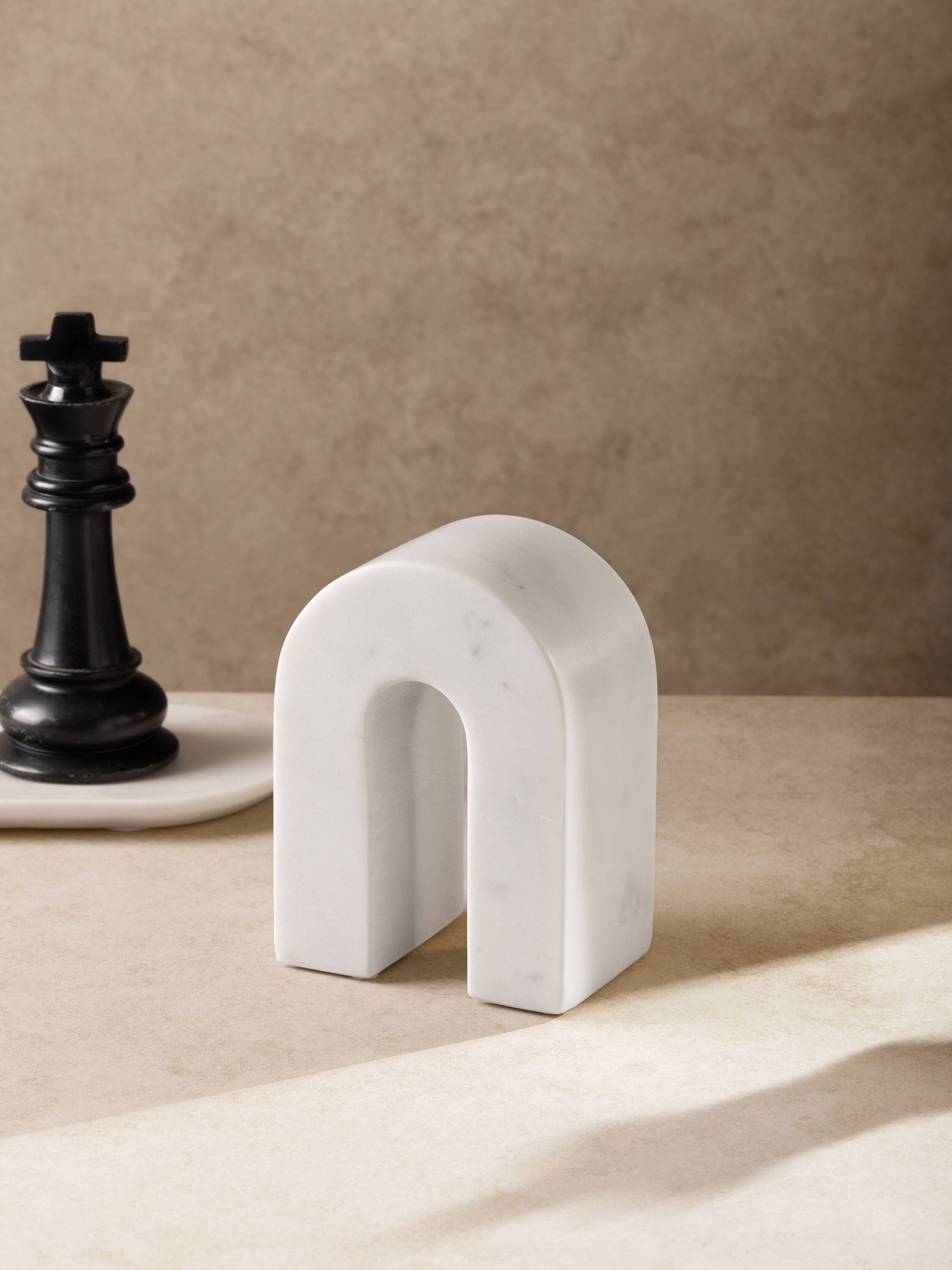 Angle. GAURI KOHLI - Quest Marble Decorative Object - Shades of white.