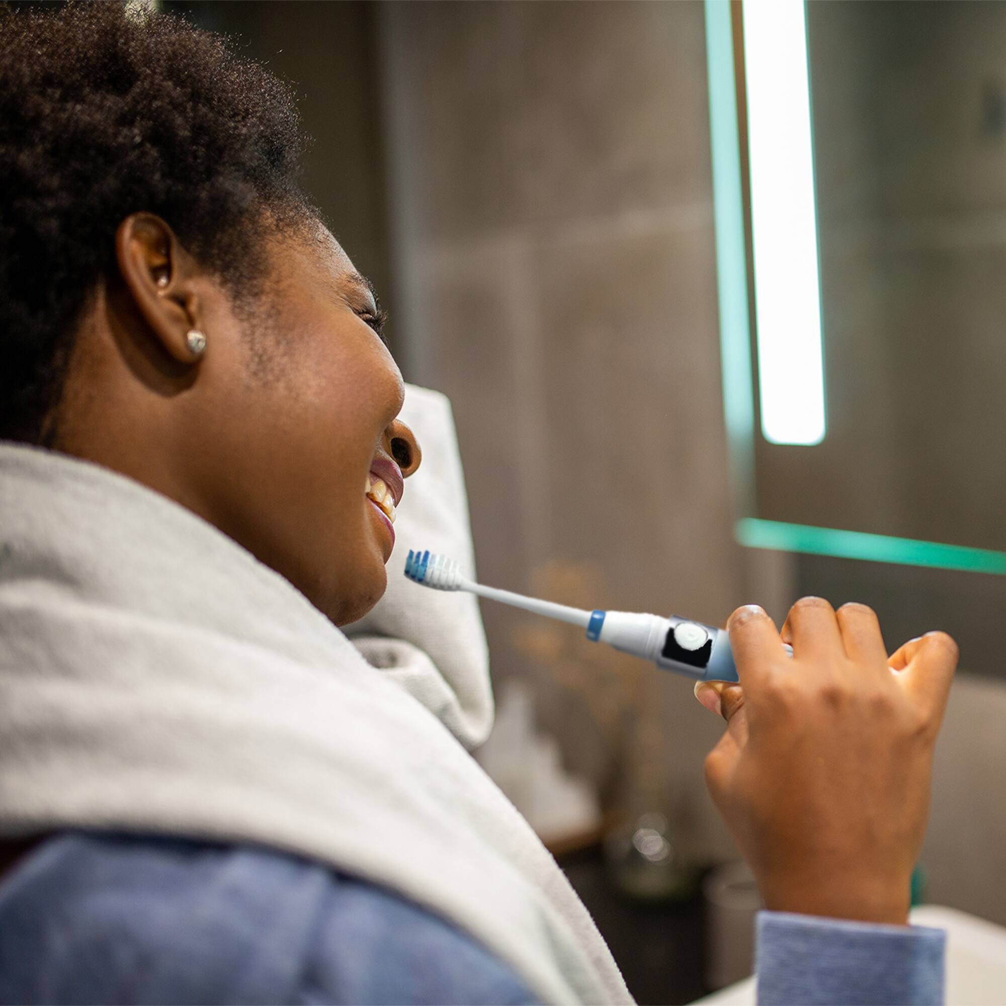 Left. Pursonic - Travel Oral Care Essentials Bundle: Portable UV Toothbrush Sanitizer & Portable Electric Toothbrush - Multicolor.