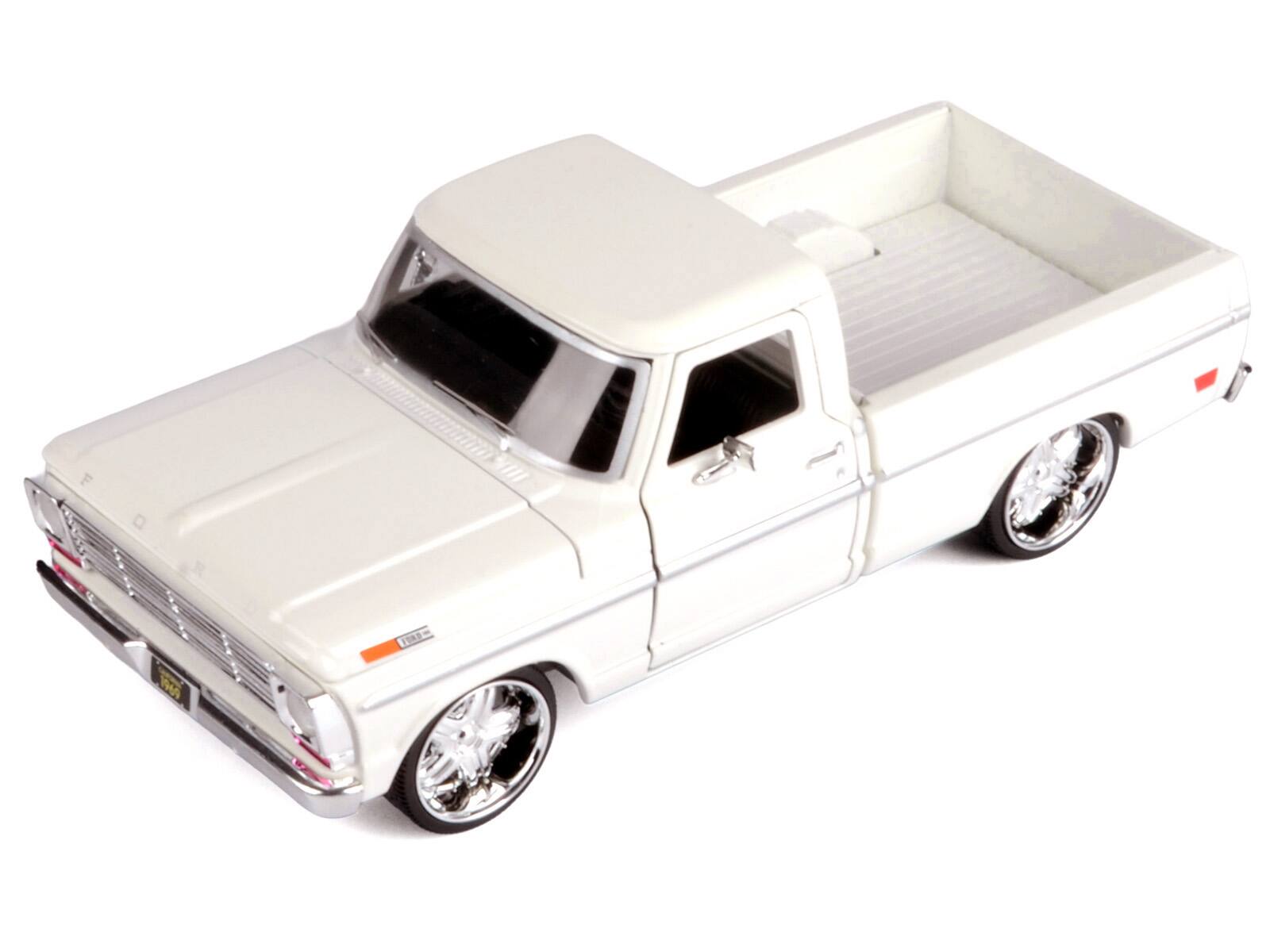 Angle. Motormax - 1969 Ford F-100 Pickup Truck Cream "Maxx Design" Series 1/24 Diecast Model Car by Motormax - Cream.