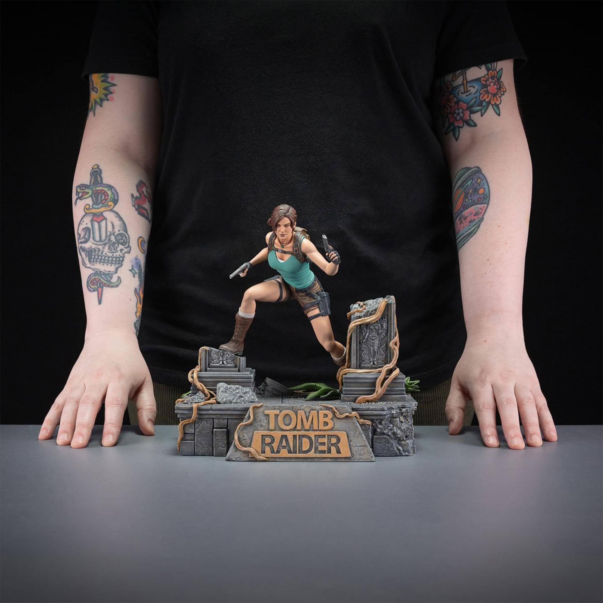 Dark Horse Comics Tomb Raider Deluxe Lara Croft 9 Inch PVC Statue