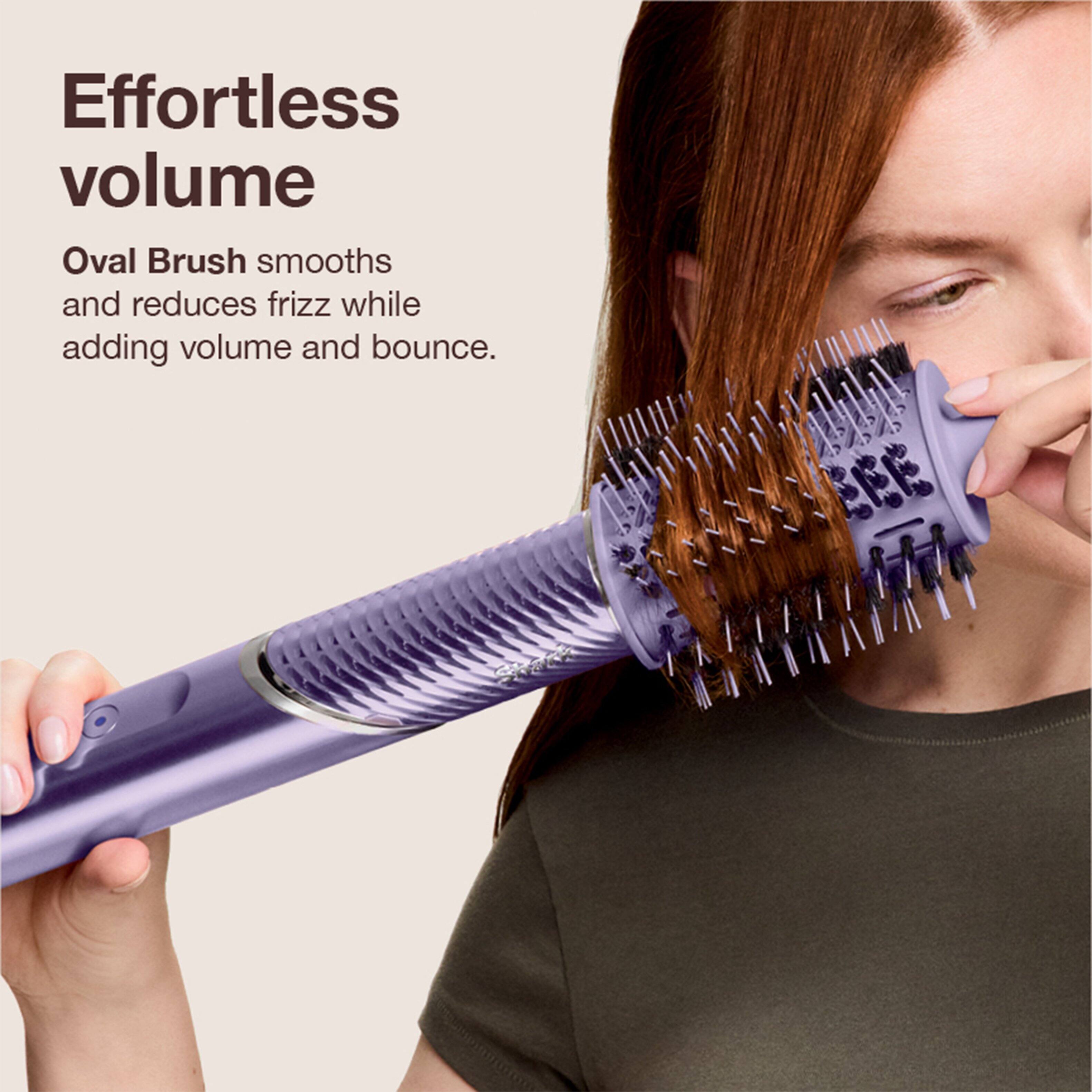 Effortless volume  
Oval Brush smooths and reduces frizz while adding volume and bounce.